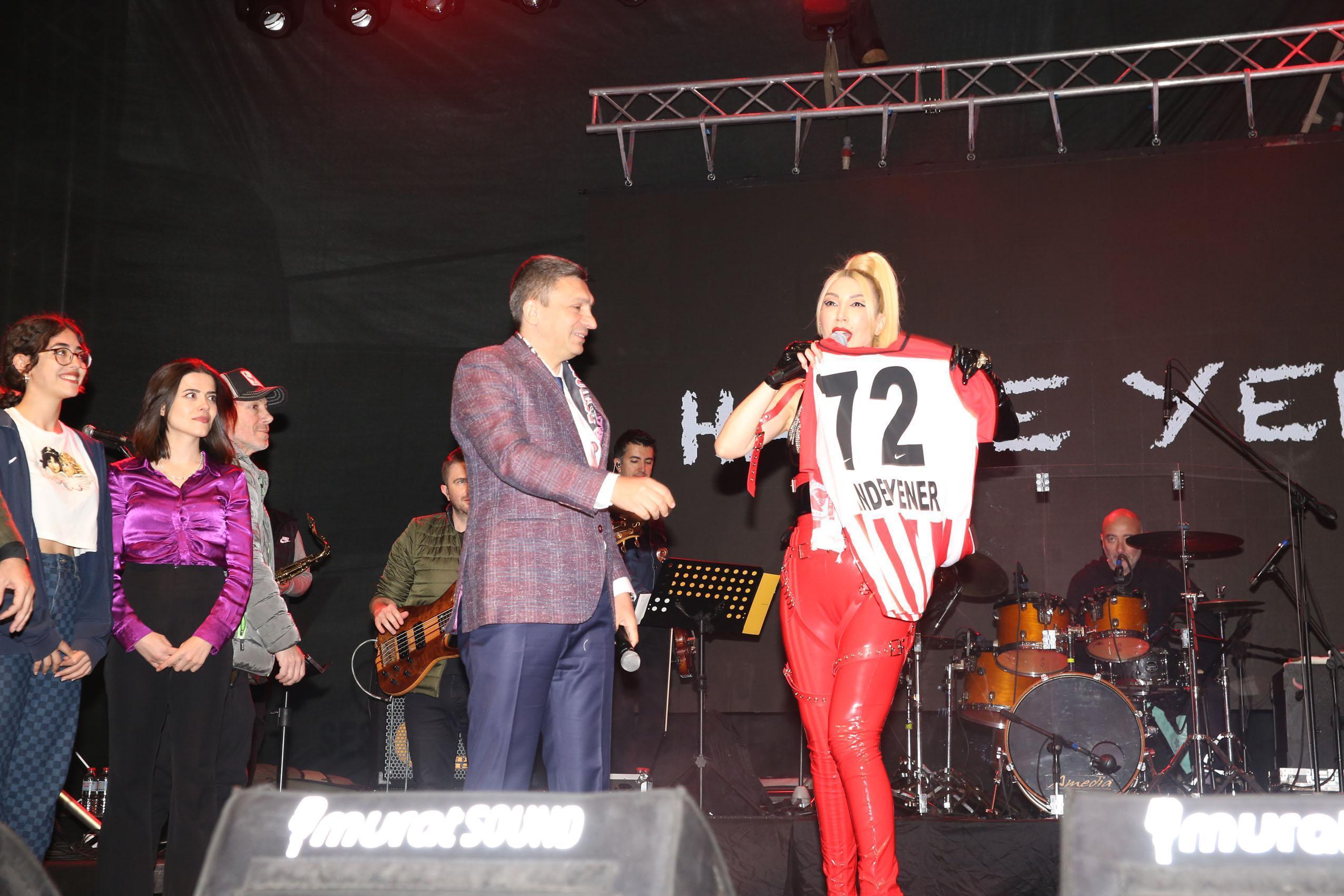 Batman Petrolspor şampiyonluğu Hande Yener konseriyle kutladı