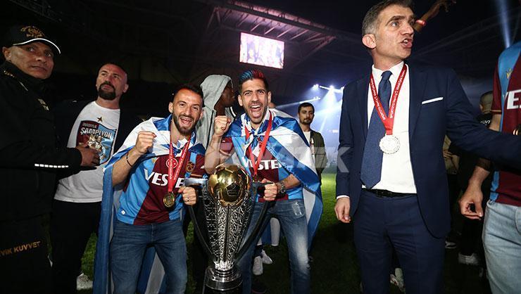 Trabzonspor, şampiyonluk kupasına kavuştu Büyük coşku, işte yaşananlar