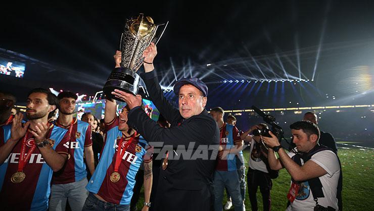 Trabzonspor, şampiyonluk kupasına kavuştu Büyük coşku, işte yaşananlar