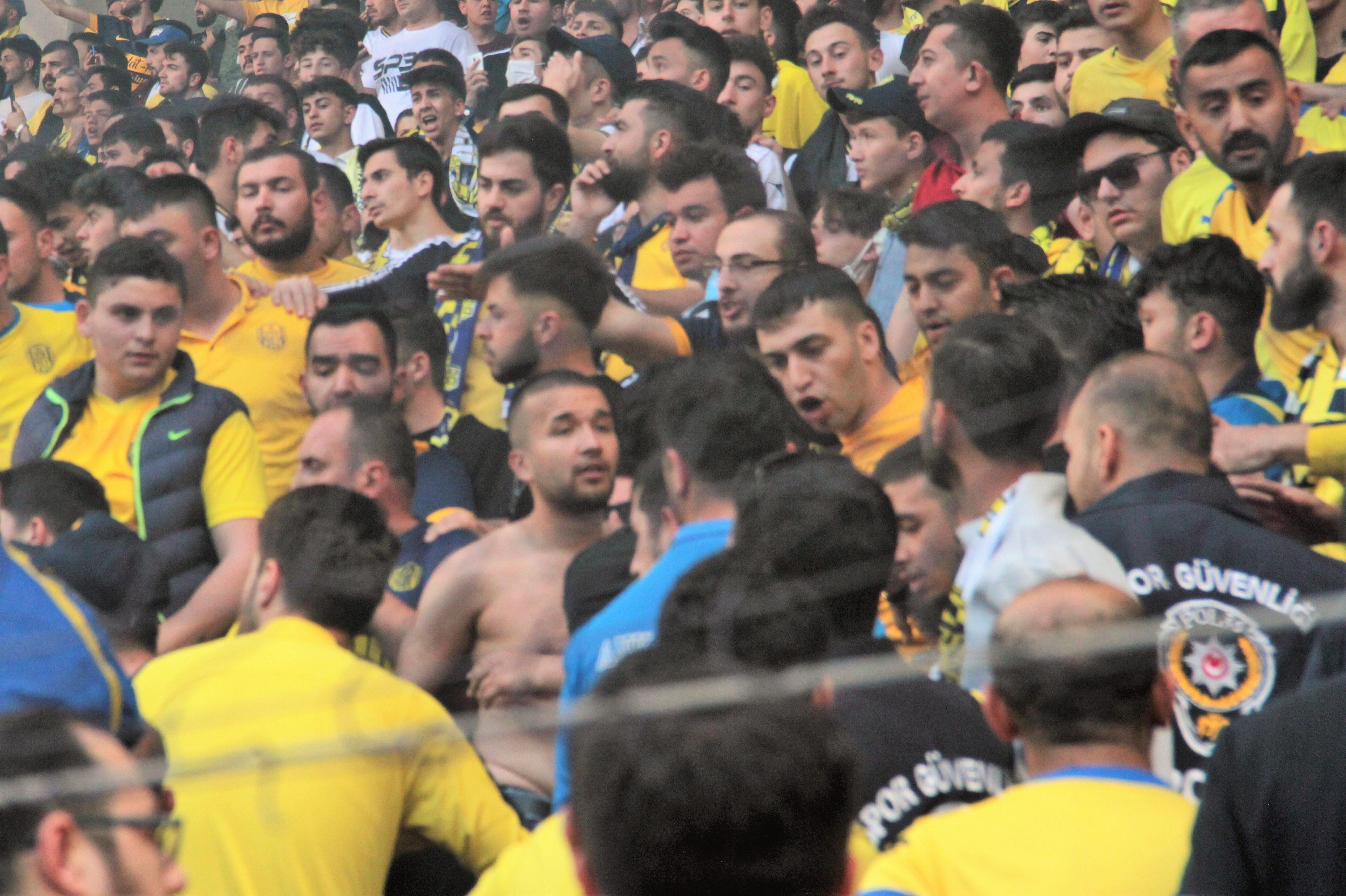 Ankaragücü-Boluspor maçında tribünler karıştı