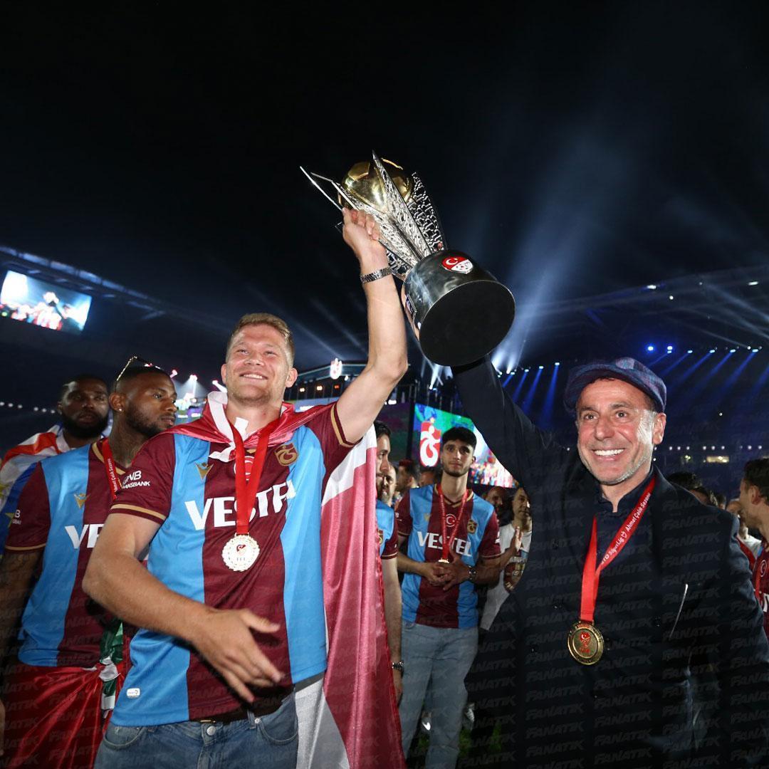 Abdullah Avcı ve Trabzonsporlu futbolcular şampiyonluk kutlamalarına hangi şarkılarla çıktı