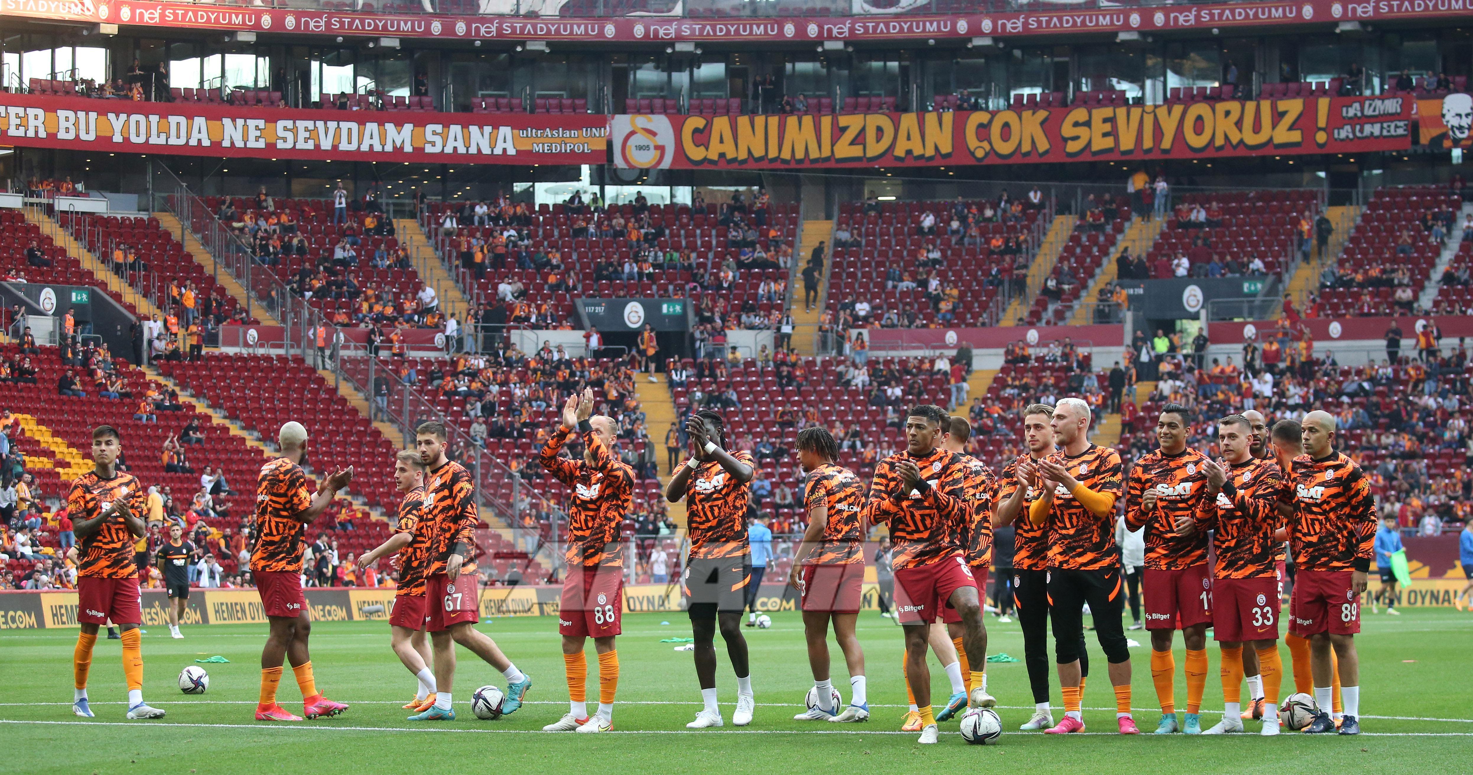 Galatasaray taraftarından Yunus Akgüne destek, takıma tepki