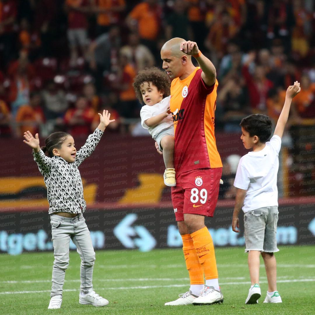 Sofiane Feghouli ve Ryan Babelden Galatasaray taraftarına veda