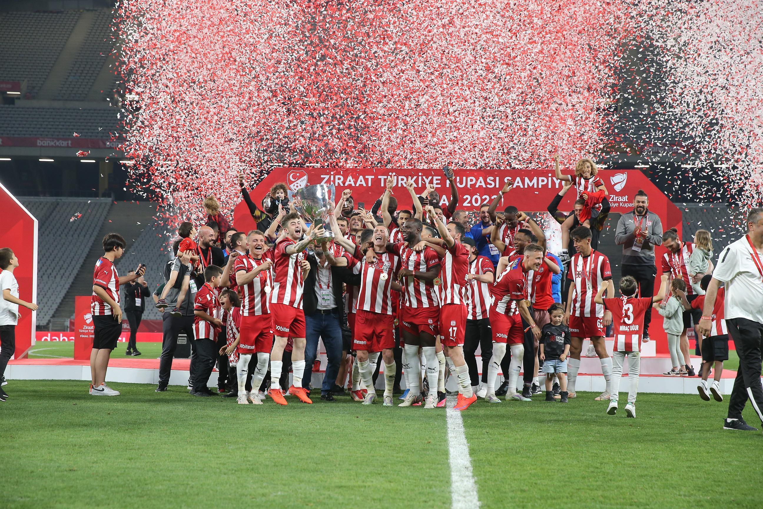 Ziraat Türkiye Kupası şampiyonu Sivasspor kupasını aldı