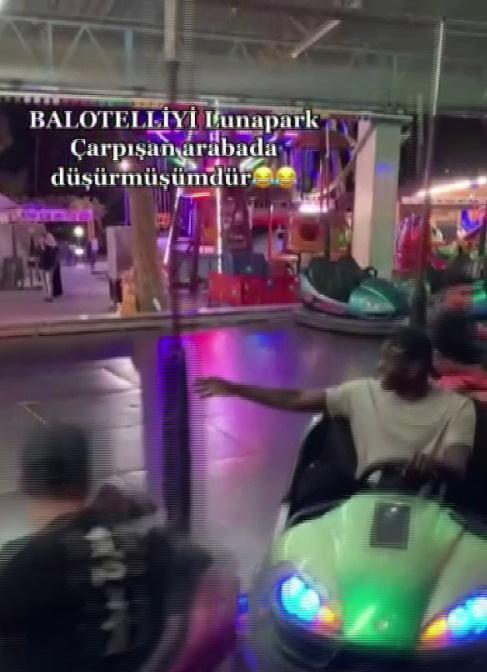 Adana Demirsporun yıldızı Balotellinin çarpışan araba eğlencesi