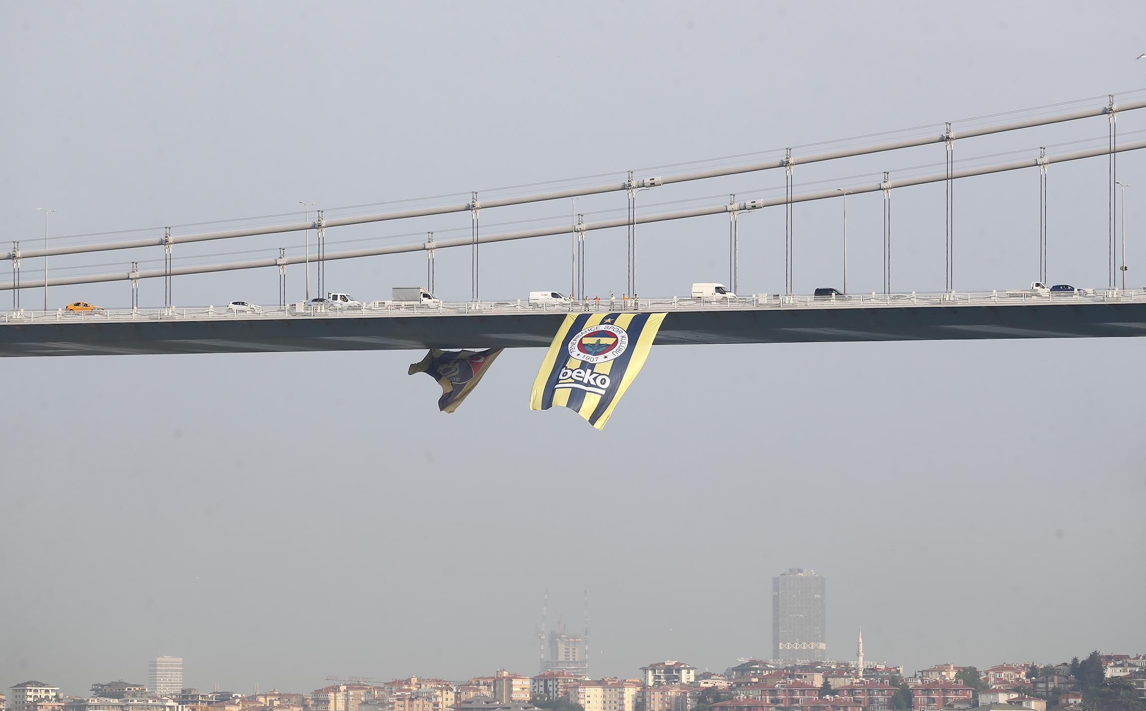 Köprülere dev Fenerbahçe Beko bayrakları asıldı
