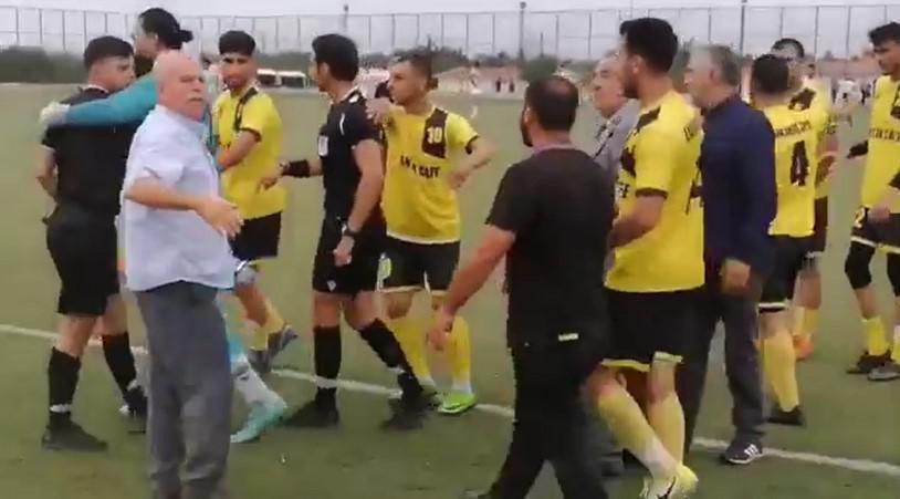 Futbolcu, maçın hakemine yumrukla saldırdı