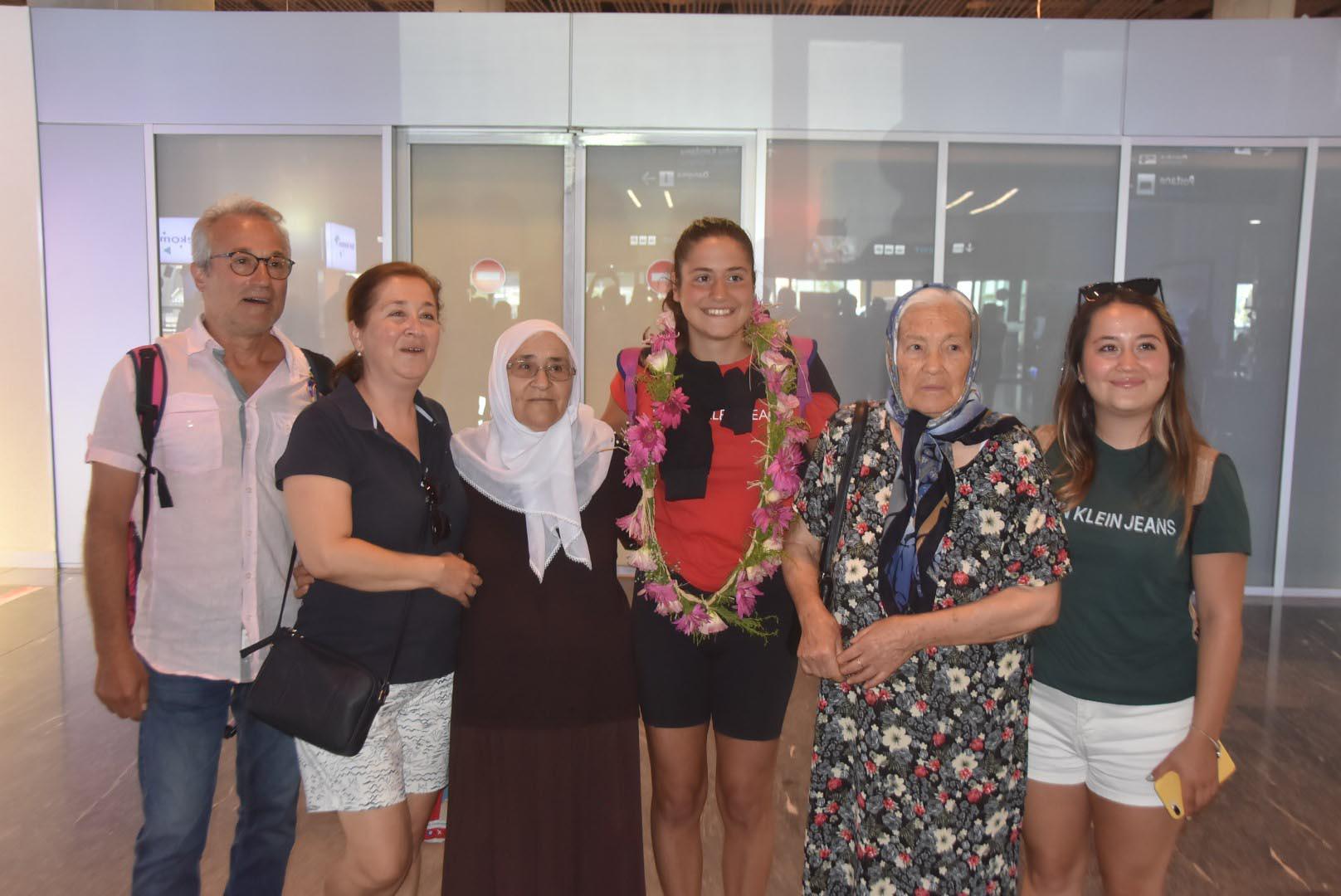 Manş Denizini geçen Aysu Türkoğlu, çiçeklerle karşılandı