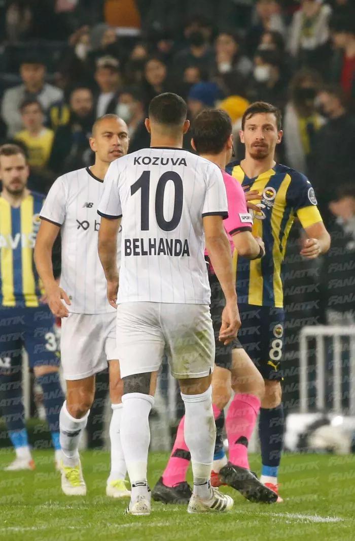 Younes Belhandadan Fenerbahçe tribünlerine olay hareket