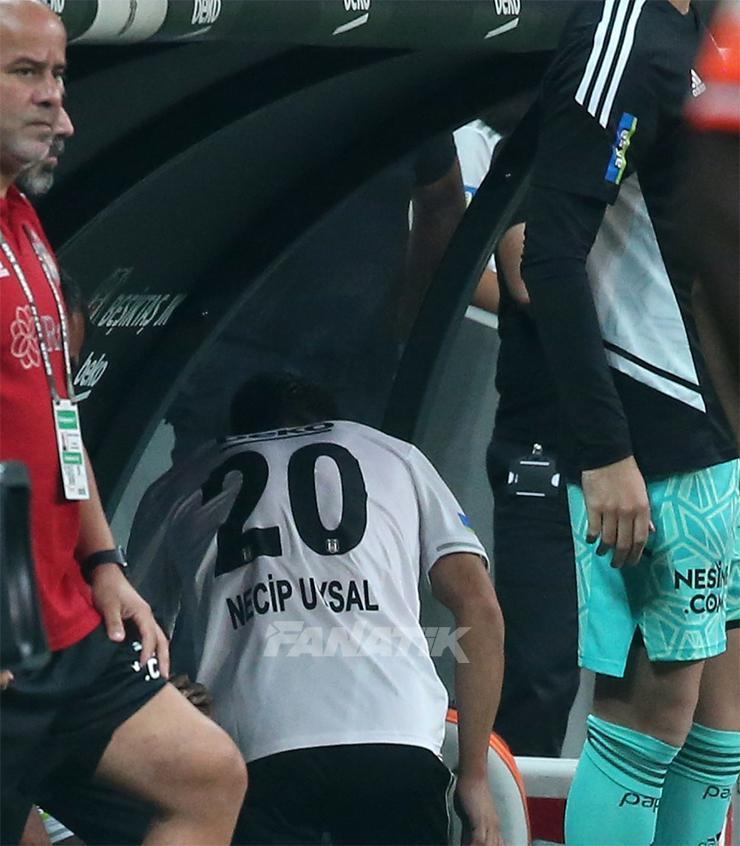 Beşiktaşta Necip Uysal oyundan çıkarken ıslıklandı Sinirlerine hakim olamadı