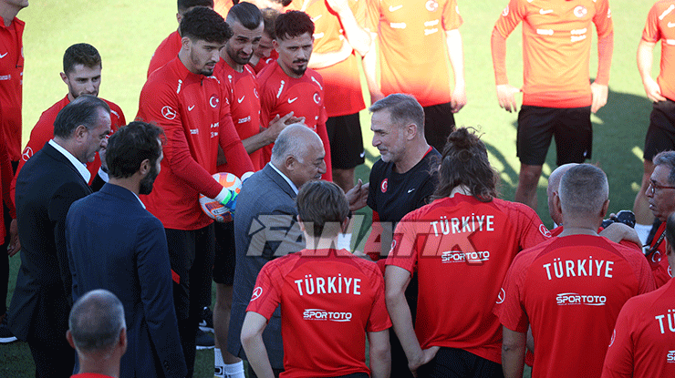 TFF Başkanı Mehmet Büyükekşiden Millilere ziyaret
