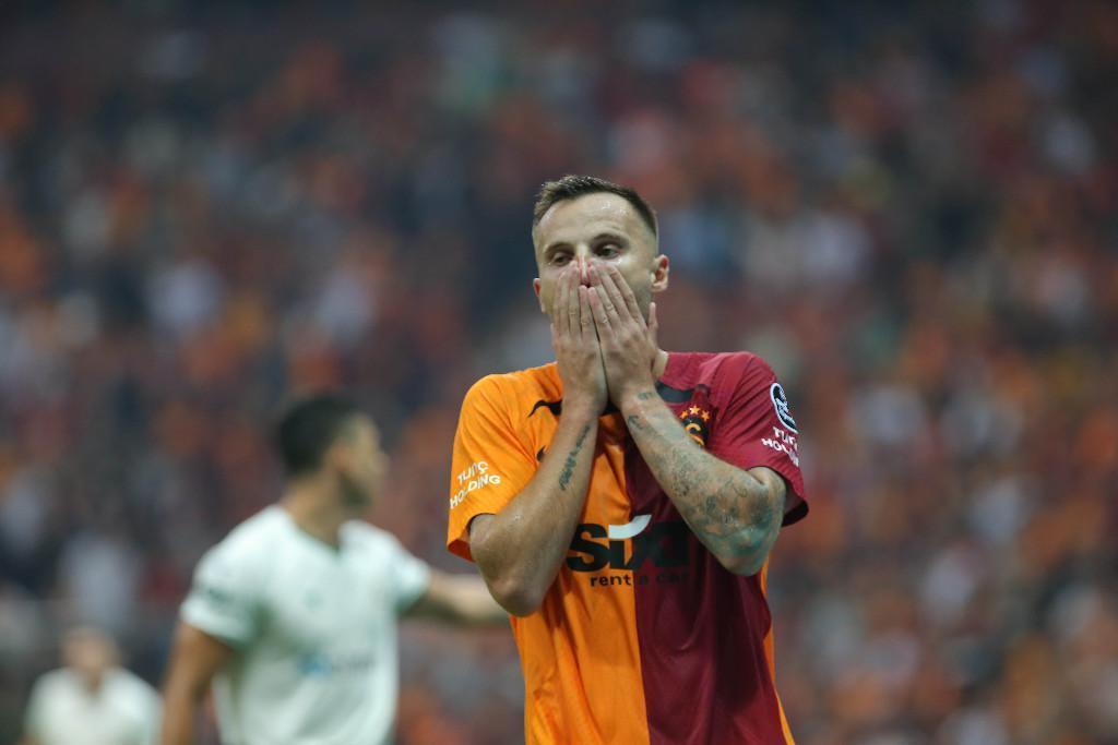 Galatasarayda son dakika Yeni transfer ayrılıyor