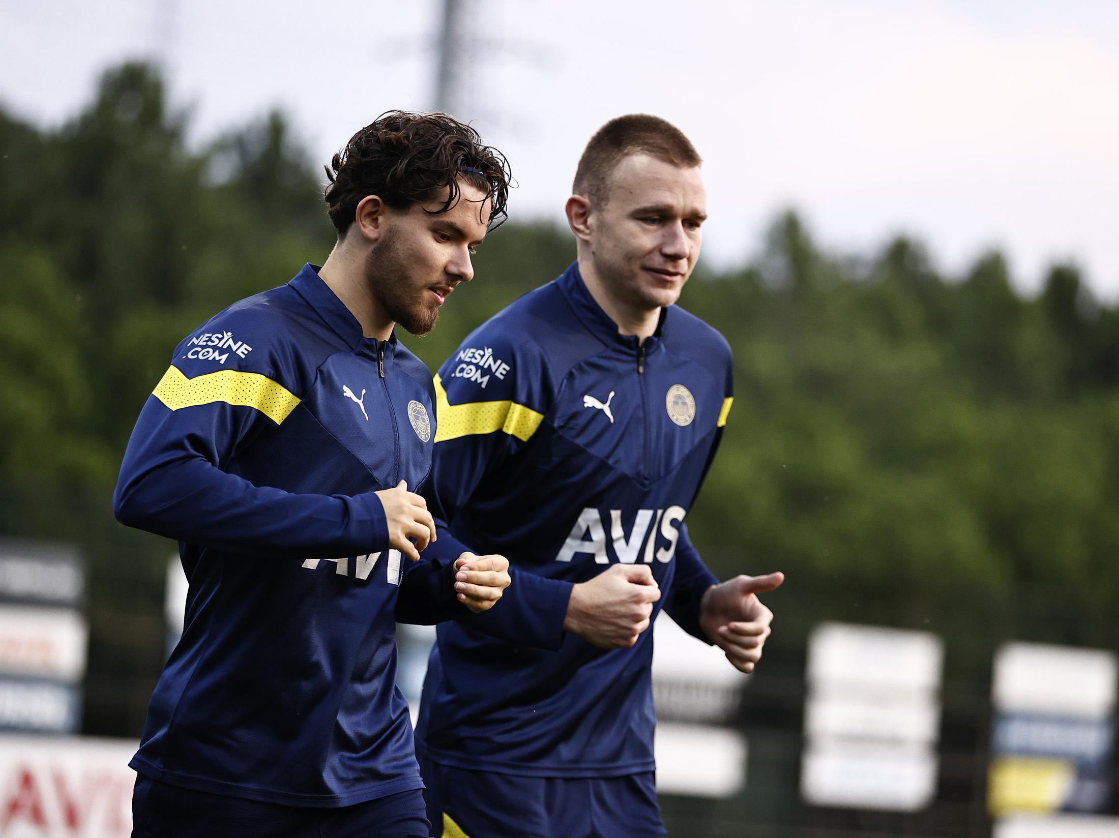 Fenerbahçede ilk 11 merak konusu Yine kafalar karışabilir