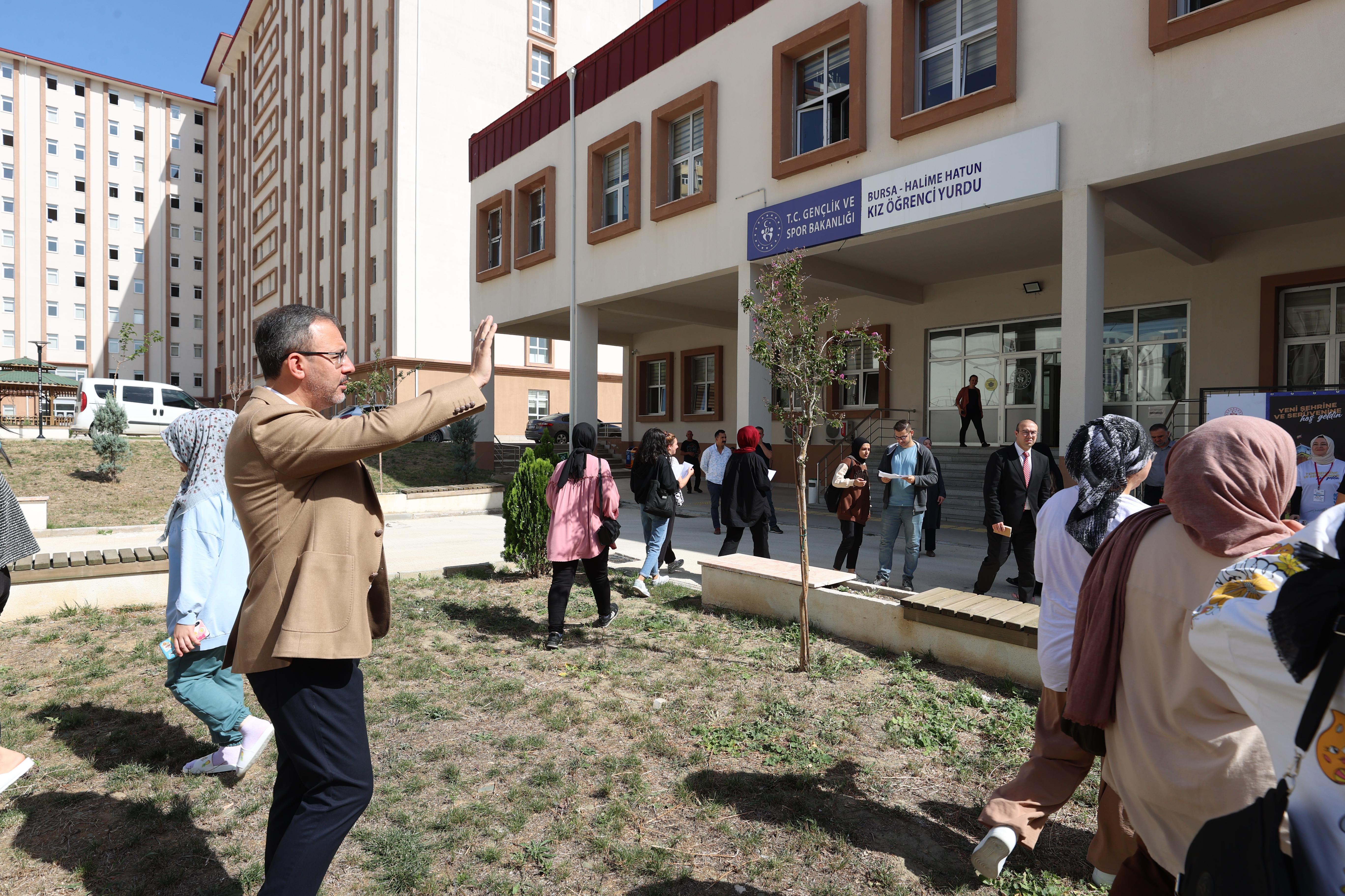 Bakan Kasapoğlu, öğrenci ve ailelerine GSB yurdunda baklava ikram etti