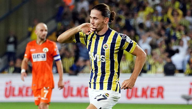 Fenerbahçeli yıldıza Kadıköyde yakın markaj Tribünden izlediler