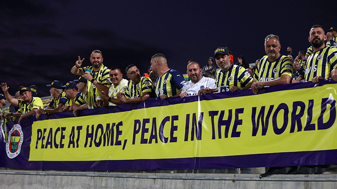 Fenerbahçe maçında Larnaca taraftarından skandal pankart