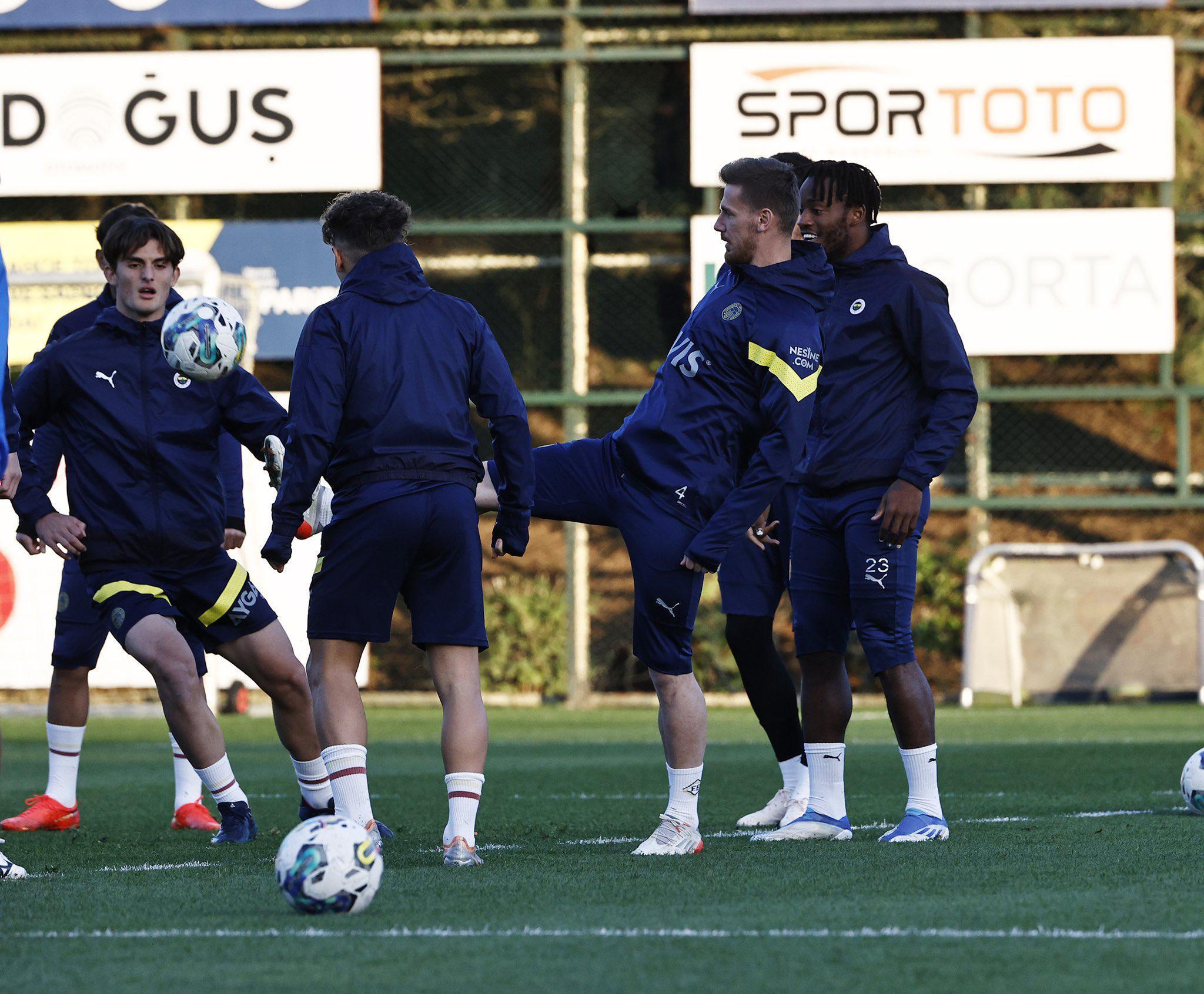 Fenerbahçe baskılı, Başakşehir dengeli...