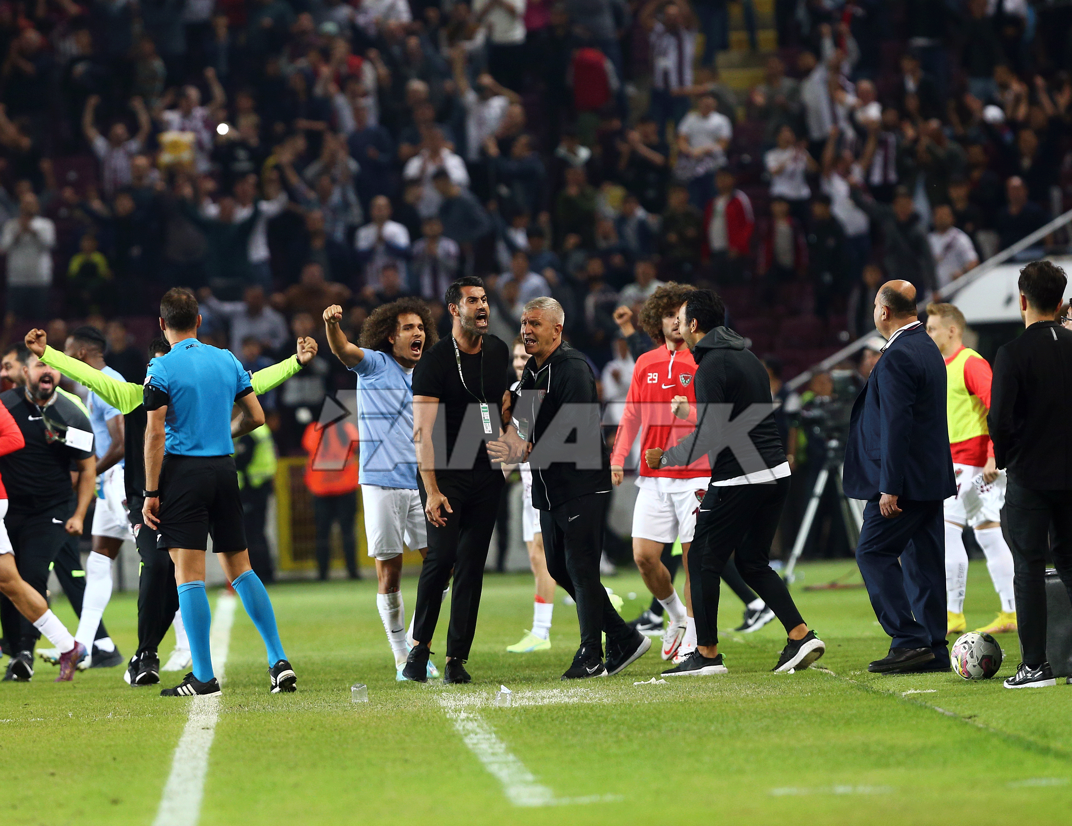 Volkan Demirel çıldırdı, Valerien Ismaelin üzerine yürümeye kalktı