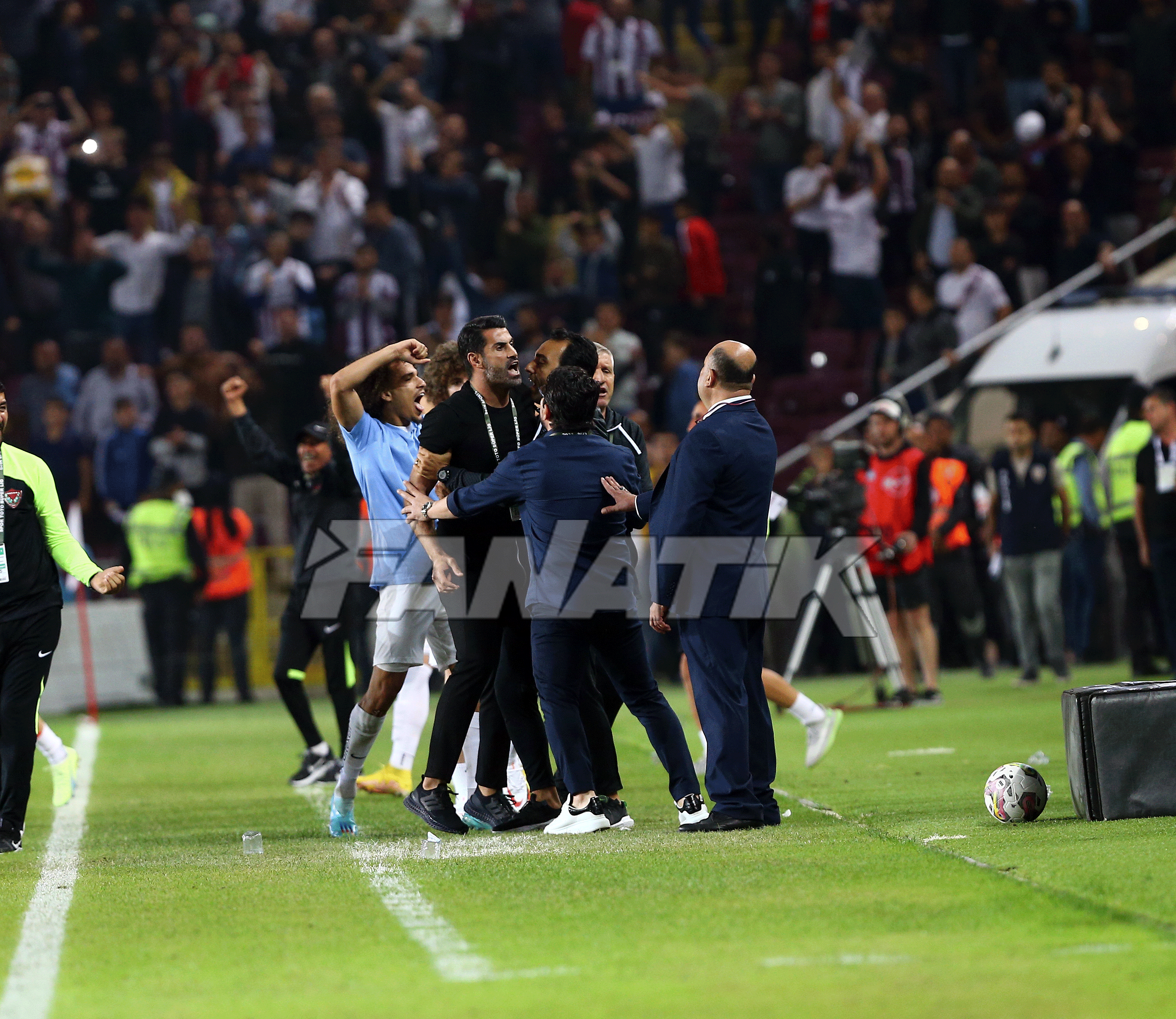 Volkan Demirel çıldırdı, Valerien Ismaelin üzerine yürümeye kalktı