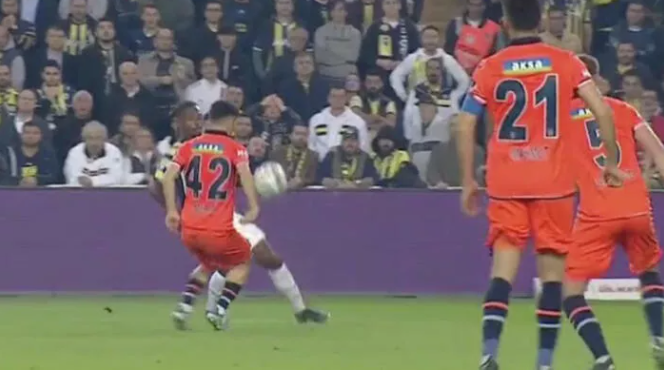 Fenerbahçeden Başakşehir maçı sonrası Galatasaraya flaş talep