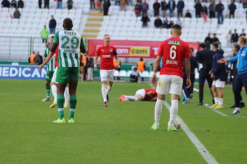 Konyaspor - Kasımpaşa maçının son dakikalarında tartışma çıktı