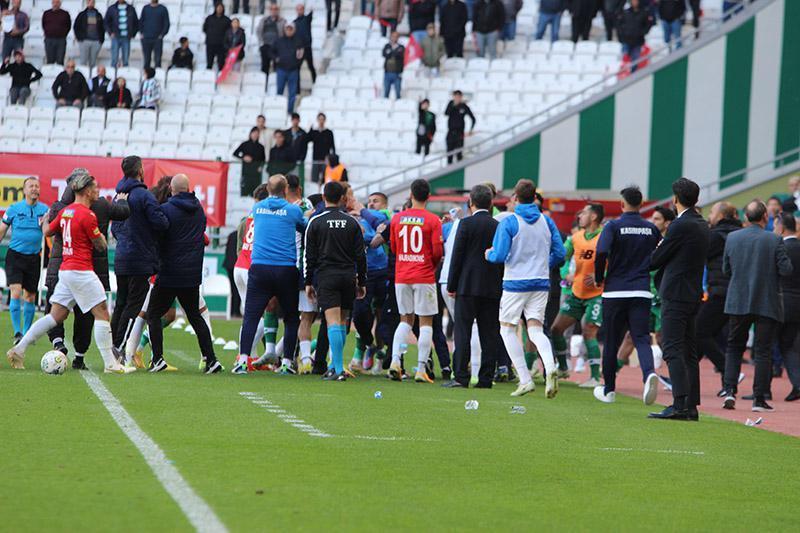 Konyaspor - Kasımpaşa maçının son dakikalarında tartışma çıktı