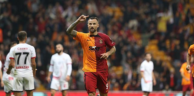 Galatasarayda transfer operasyonu başladı Seferovicin yerine yıldız golcü