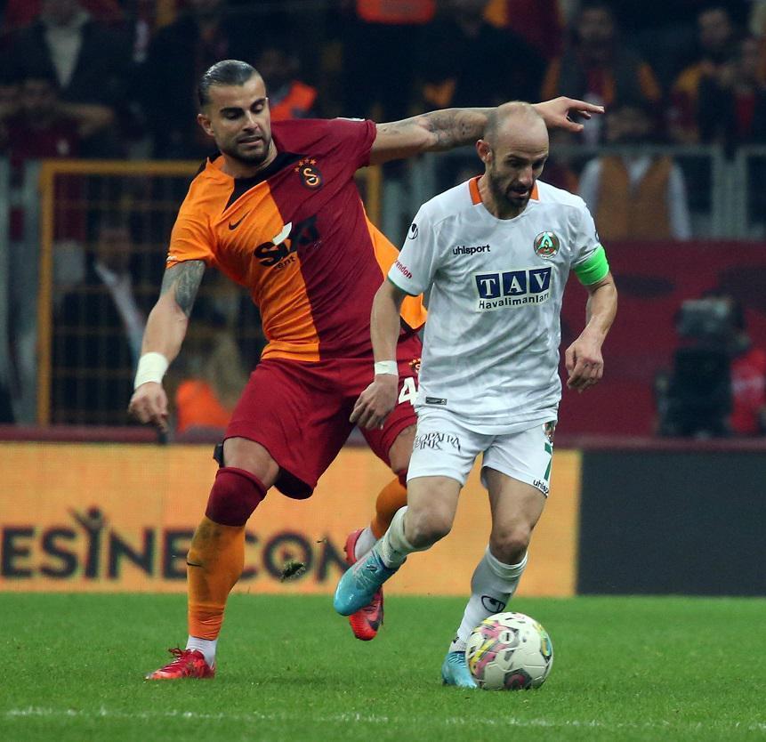 Galatasarayda oyunculara uyarı: Hakemlerden uzak durun