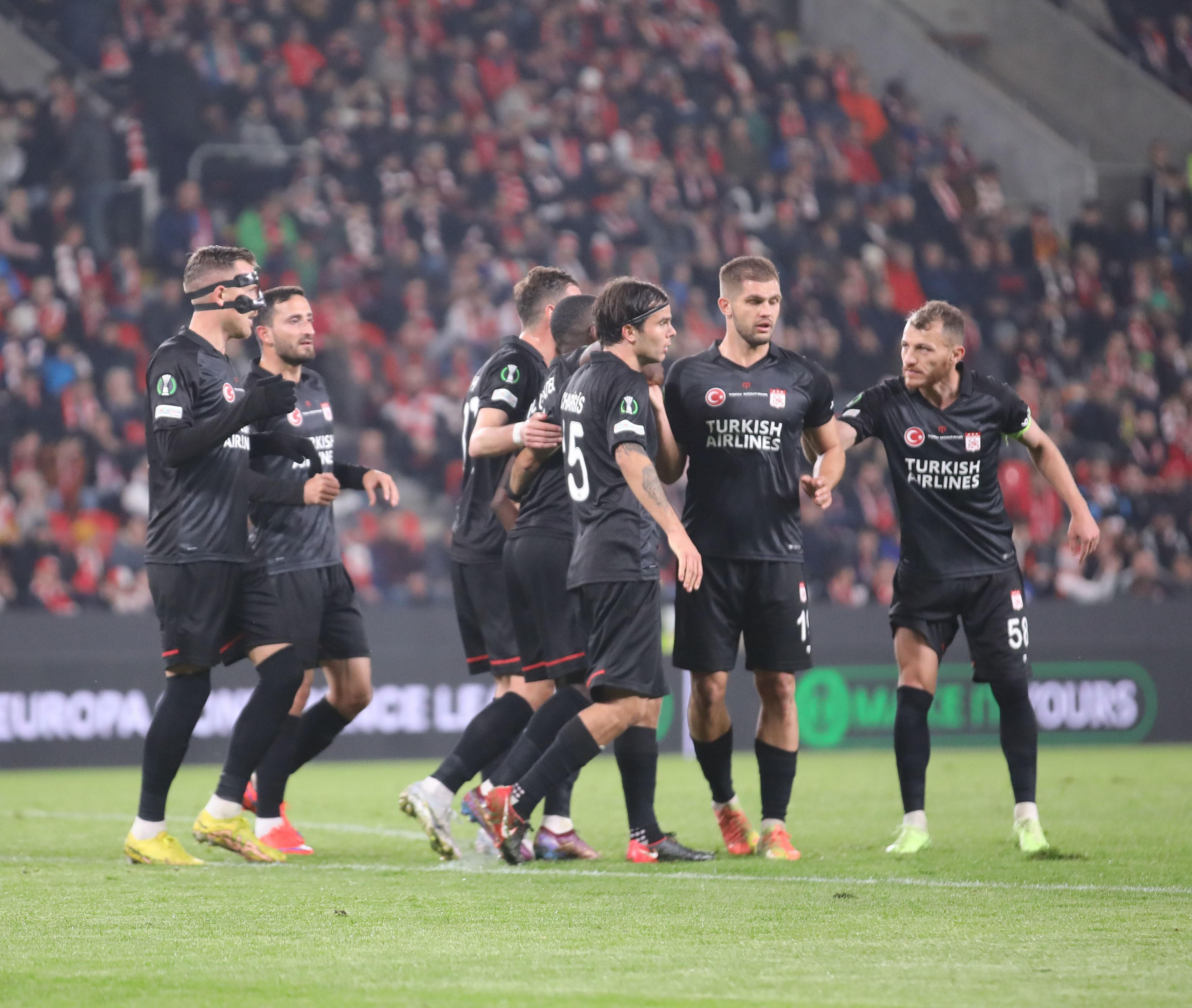 G Grubunda lider Sivasspor (ÖZET) Slavia Prag-Sivasspor maç sonucu: 1-1