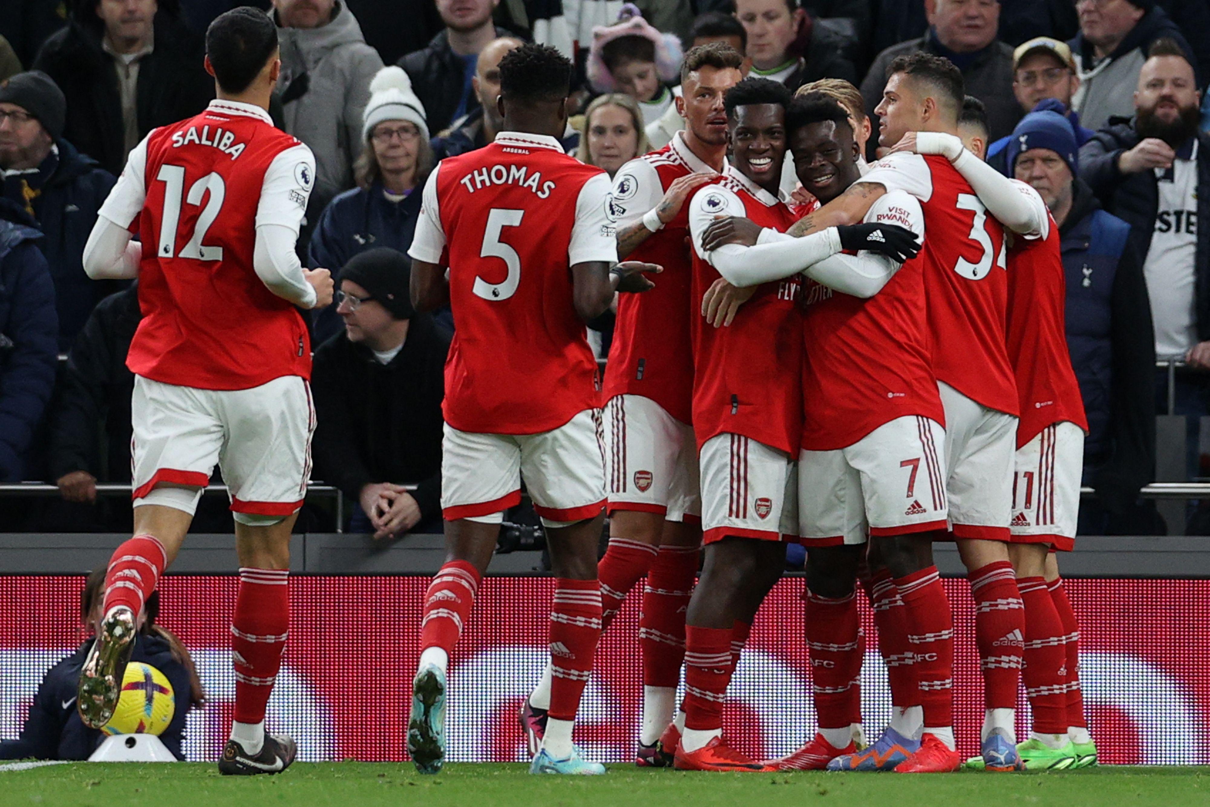 Tottenham-Arsenal maçında büyük skandal Tribünden indi, tekme attı...