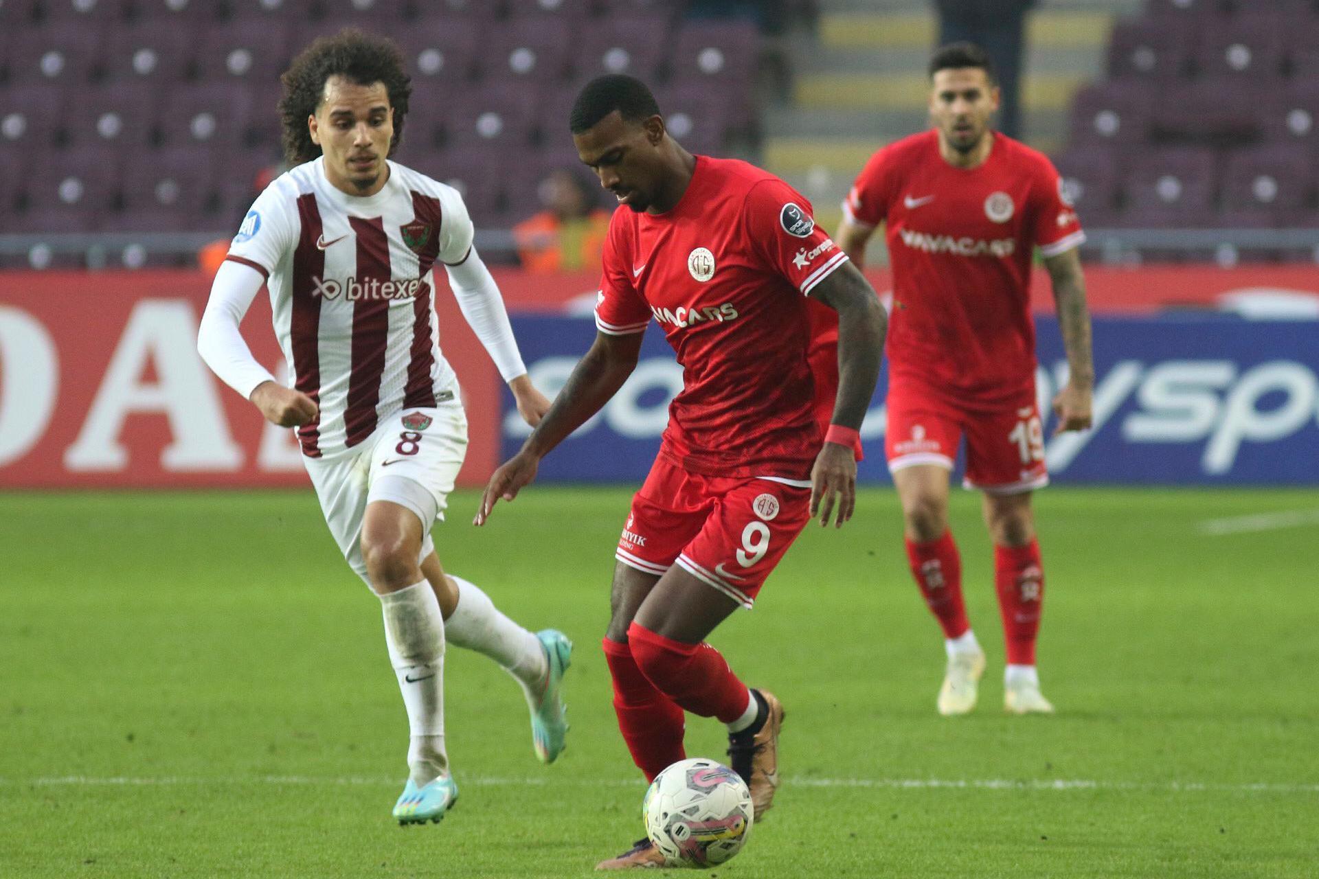 Yeni golcü için görüşmelerini sürdüren Galatasaraya müjde