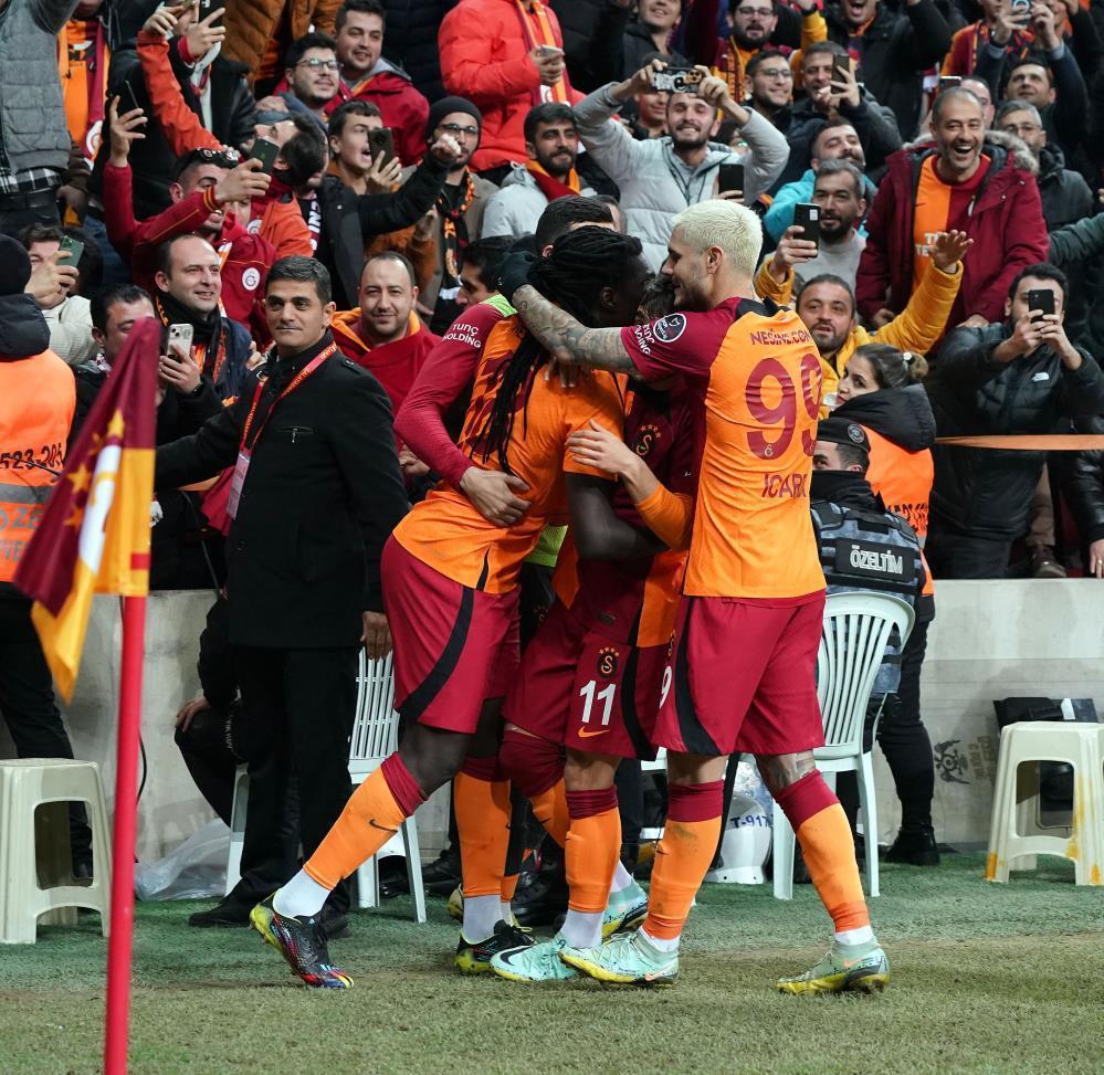 Spor yazarları Galatasaray galibiyetini yazdı Abdülkerim Allah Kerim maşallah yani...