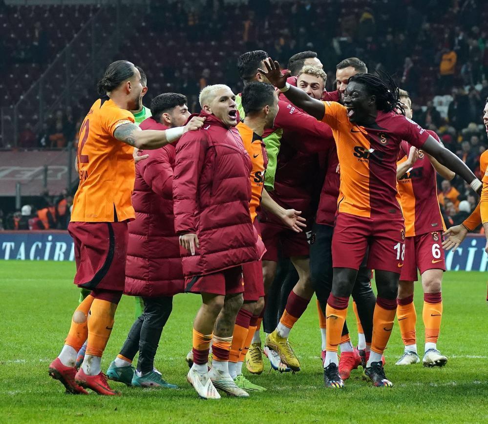 Spor yazarları Galatasaray galibiyetini yazdı Abdülkerim Allah Kerim maşallah yani...