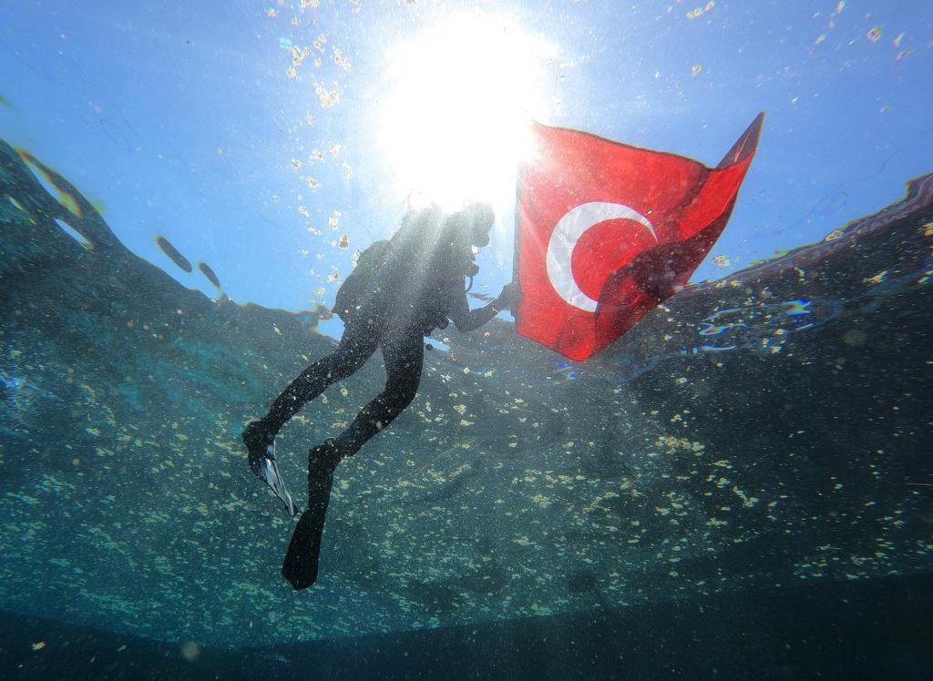 Suyun altında Türk Bayrağı açıldı