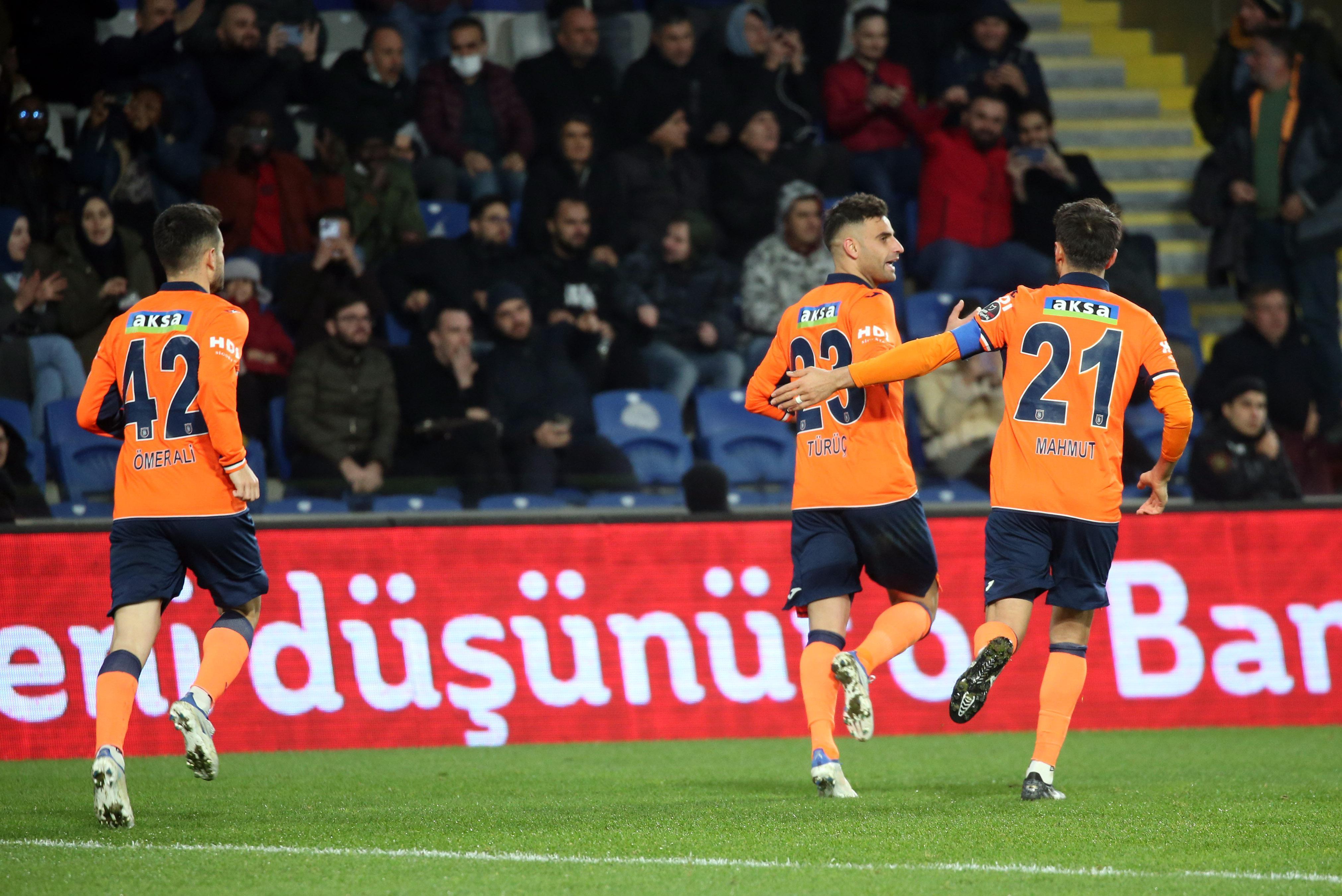 Başakşehir-Adana Demirspor maçı sonrası kavga Gözü döndü, saldırmaya çalıştı...