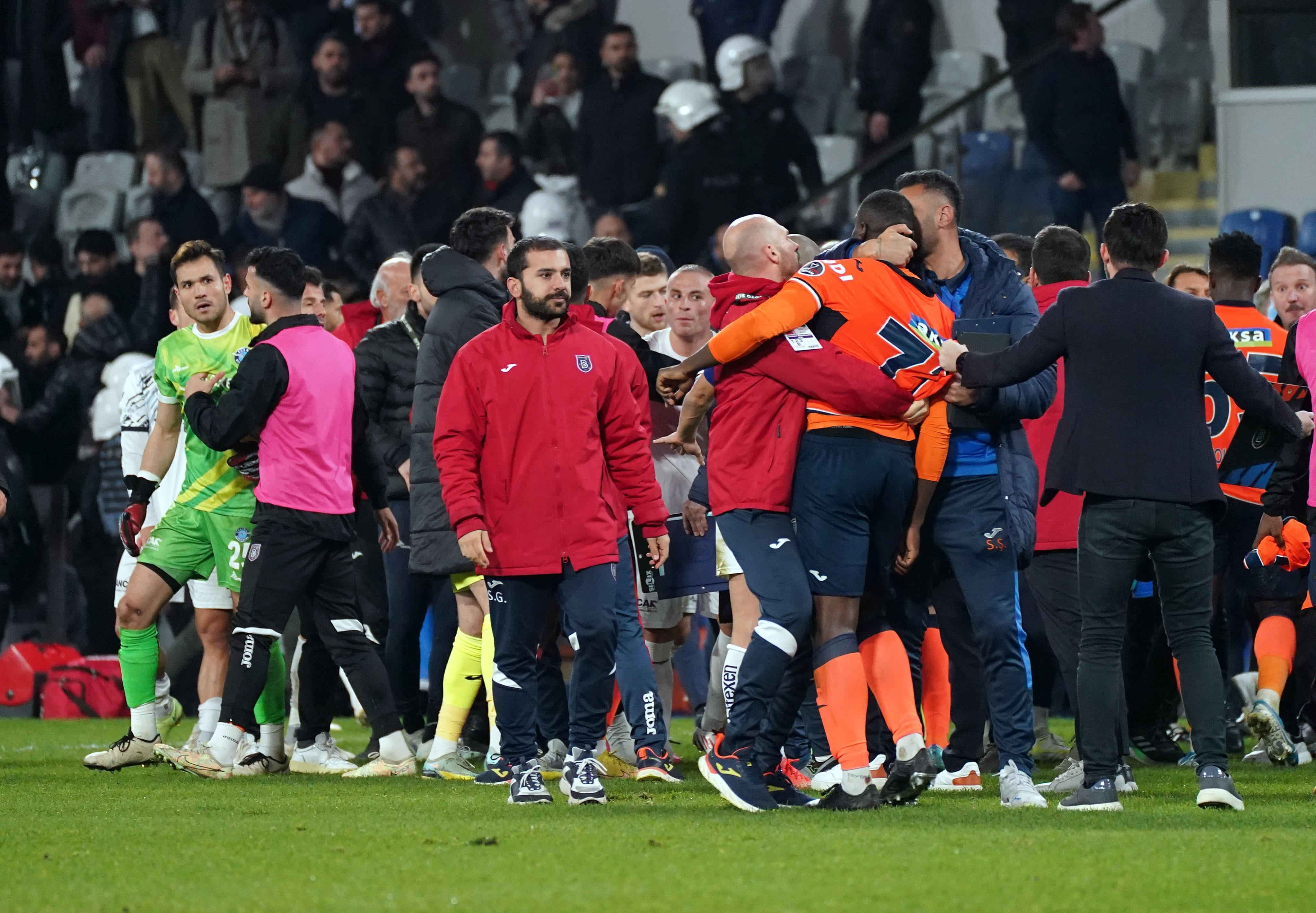 Başakşehir-Adana Demirspor maçı sonrası kavga Gözü döndü, saldırmaya çalıştı...