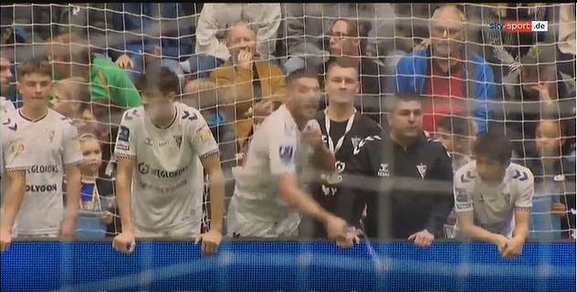 Lukas Podolskiden skandal hareket: Kendi düzenlediği yardım maçında atıldı