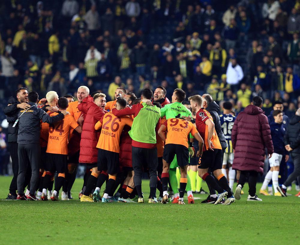 Dünya dev derbiyi böyle gördü: Galatasaray, Fenerbahçeyi küçük düşürdü Dağıldılar