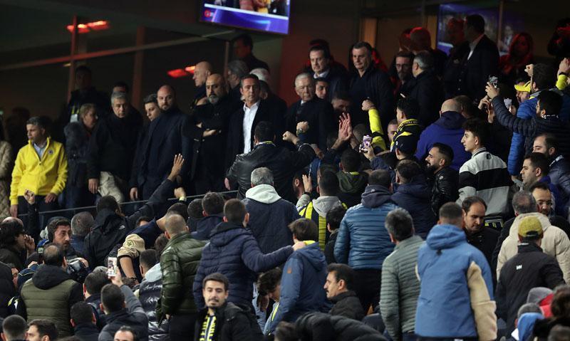Tribünde Fenerbahçe Başkanı Ali Koça olay tepki Büyük gerilim
