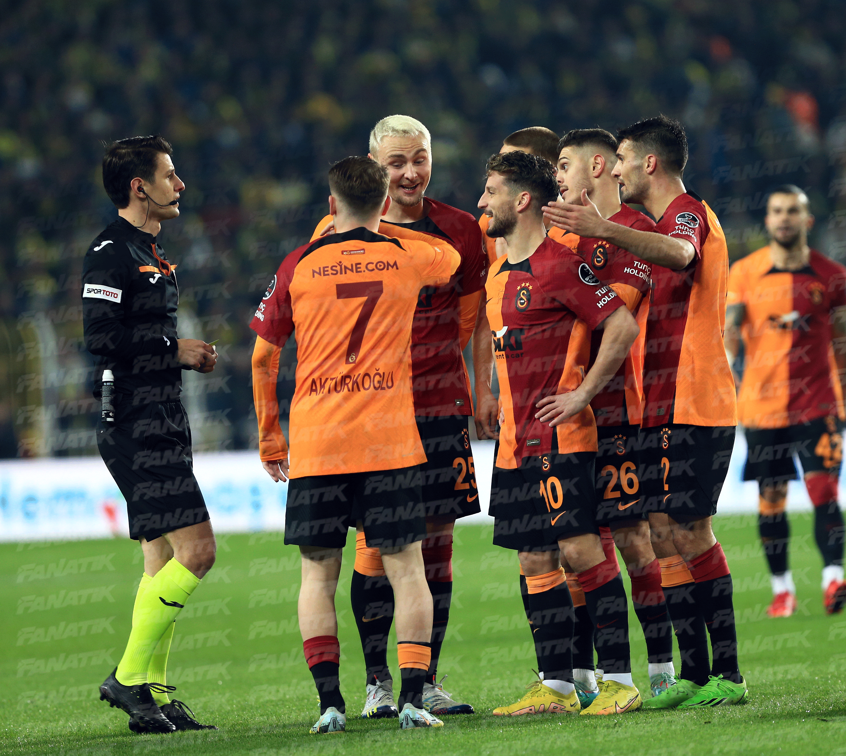 Fenerbahçe-Galatasaray derbisinde gerilim Osayi-Samuel ile Barış Alper Yılmaz...