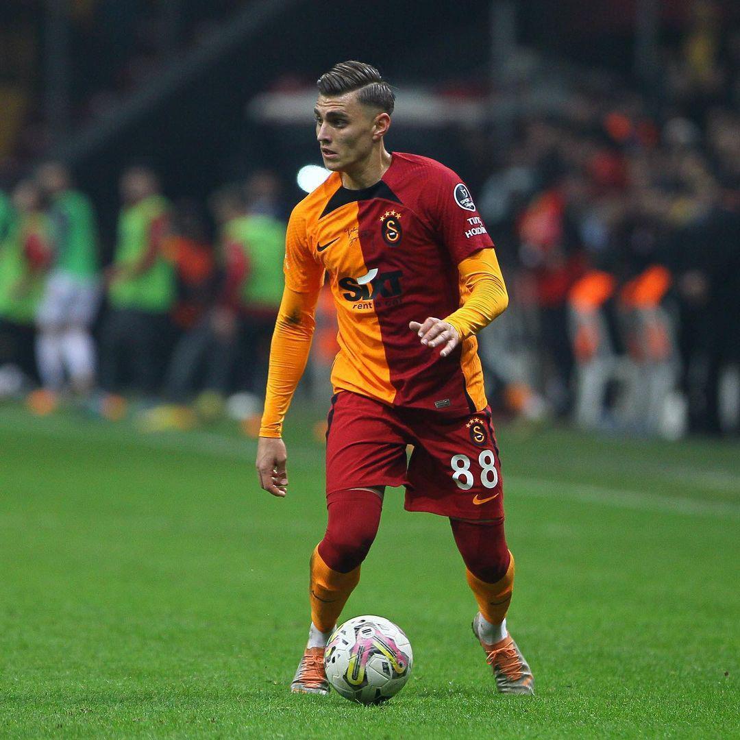 Galatasarayda Van Aanholt gidiyor Yerine yeni sol bek...