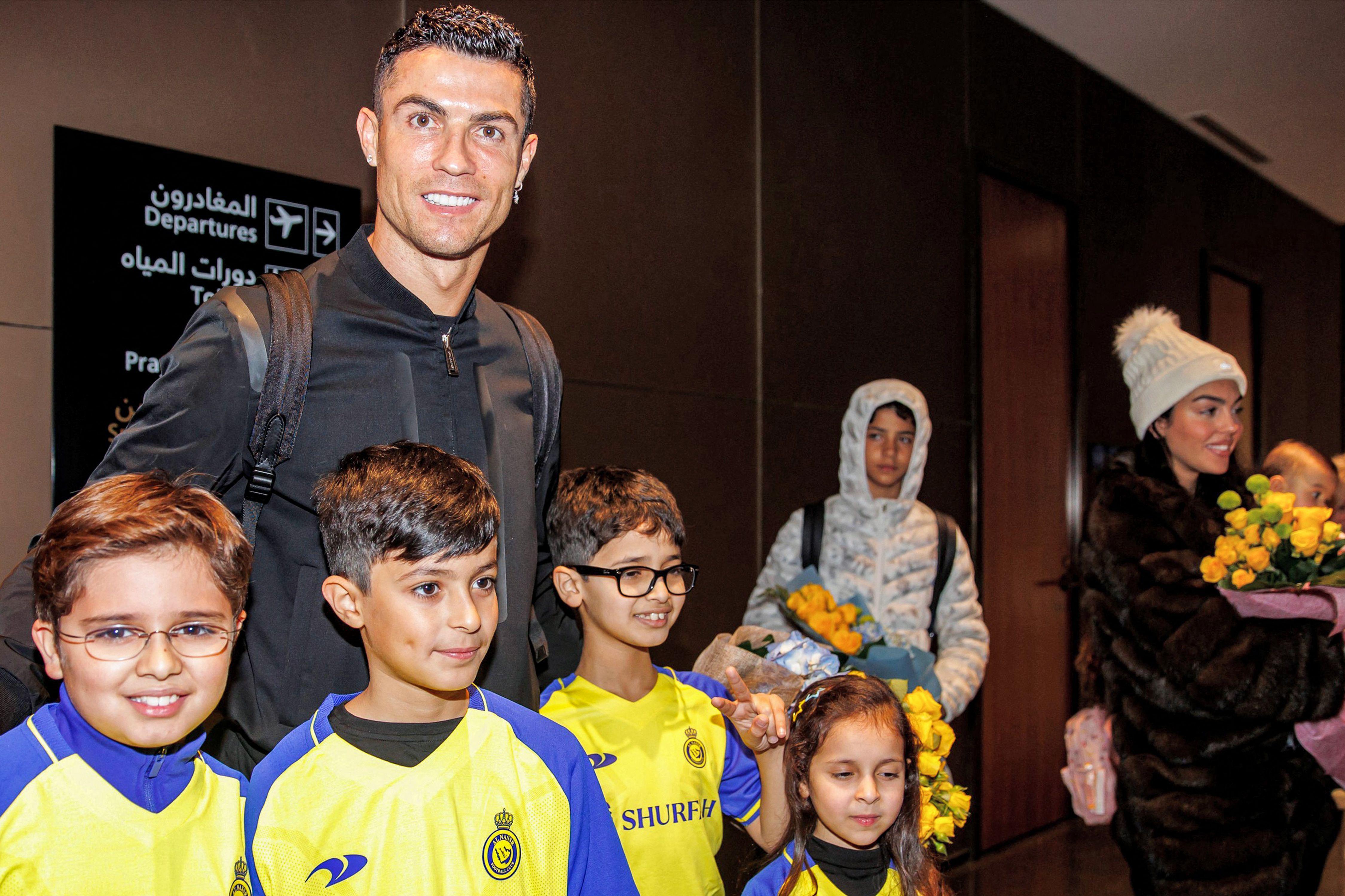 Cristiano Ronaldo imzayı attı, teklif aldığı ligleri açıkladı Basın toplantısında büyük gaf