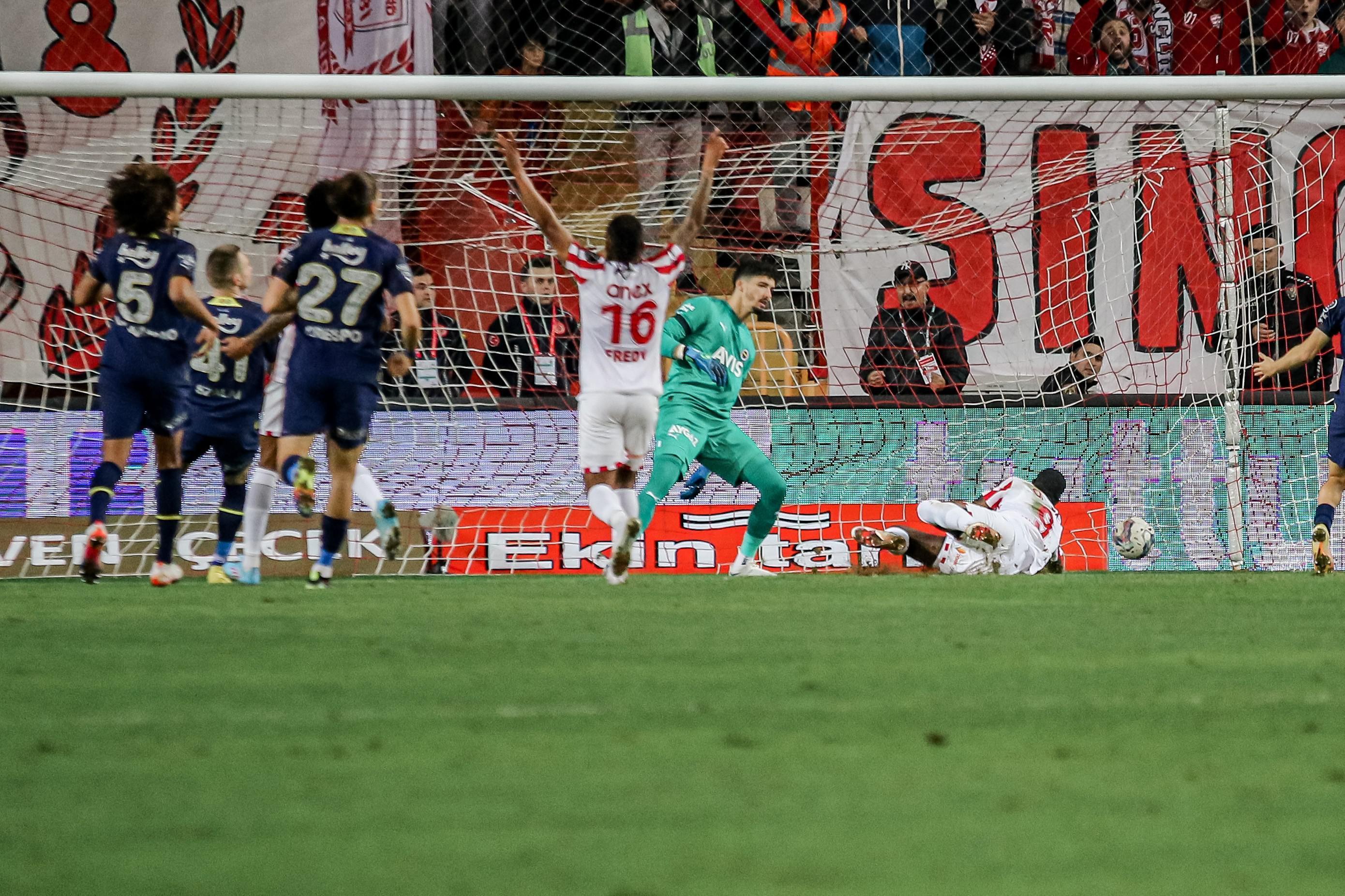 Fenerbahçe maç fazlasıyla yeniden lider (ÖZET) Antalyaspor-Fenerbahçe maç sonucu: 1-2