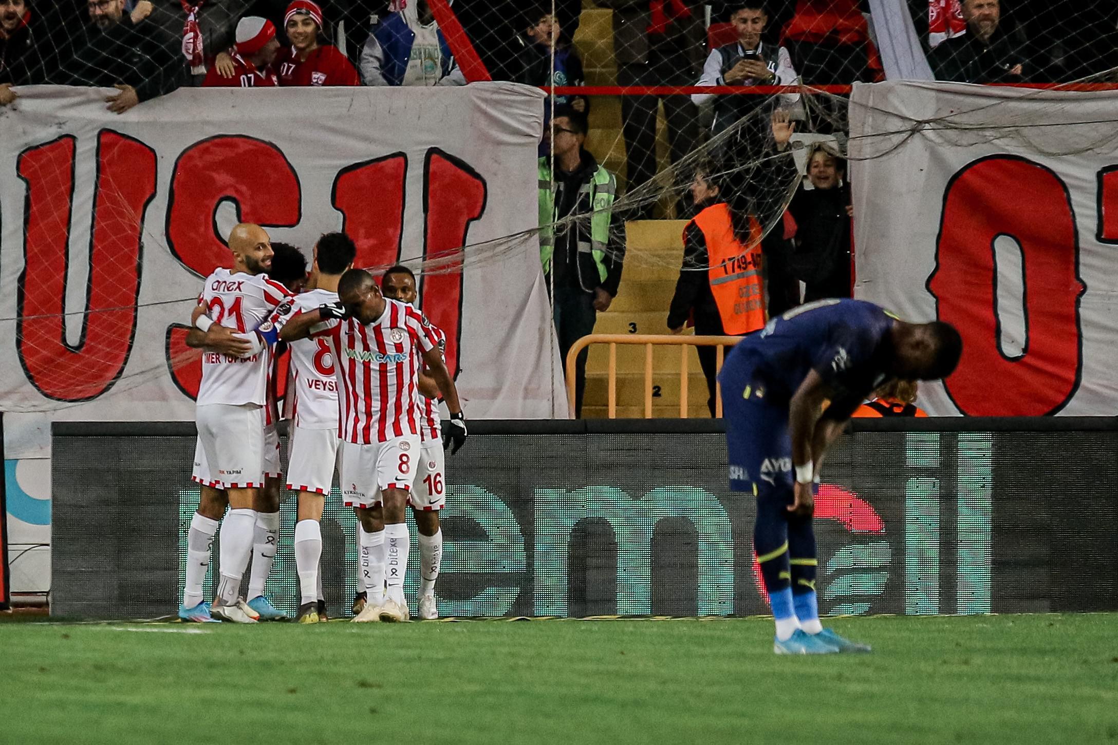 Fenerbahçe maç fazlasıyla yeniden lider (ÖZET) Antalyaspor-Fenerbahçe maç sonucu: 1-2