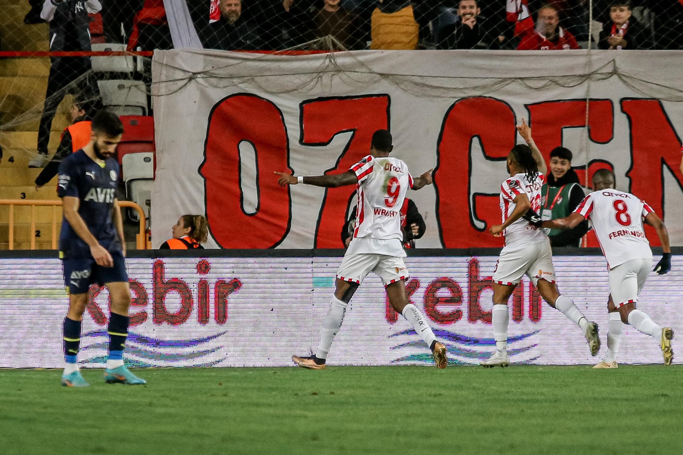 Fenerbahçe maç fazlasıyla yeniden lider (ÖZET) Antalyaspor-Fenerbahçe maç sonucu: 1-2