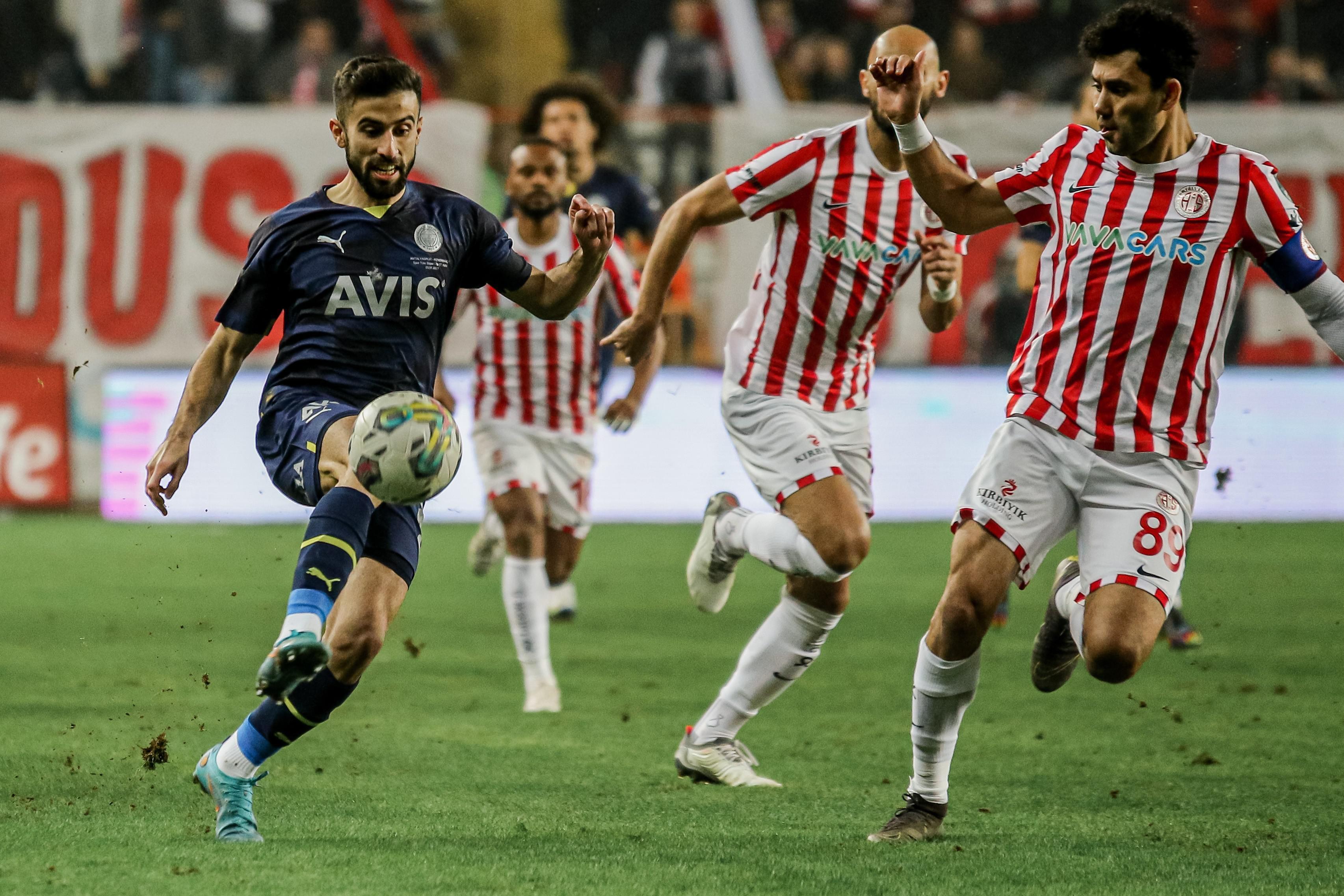 Fenerbahçe maç fazlasıyla yeniden lider (ÖZET) Antalyaspor-Fenerbahçe maç sonucu: 1-2