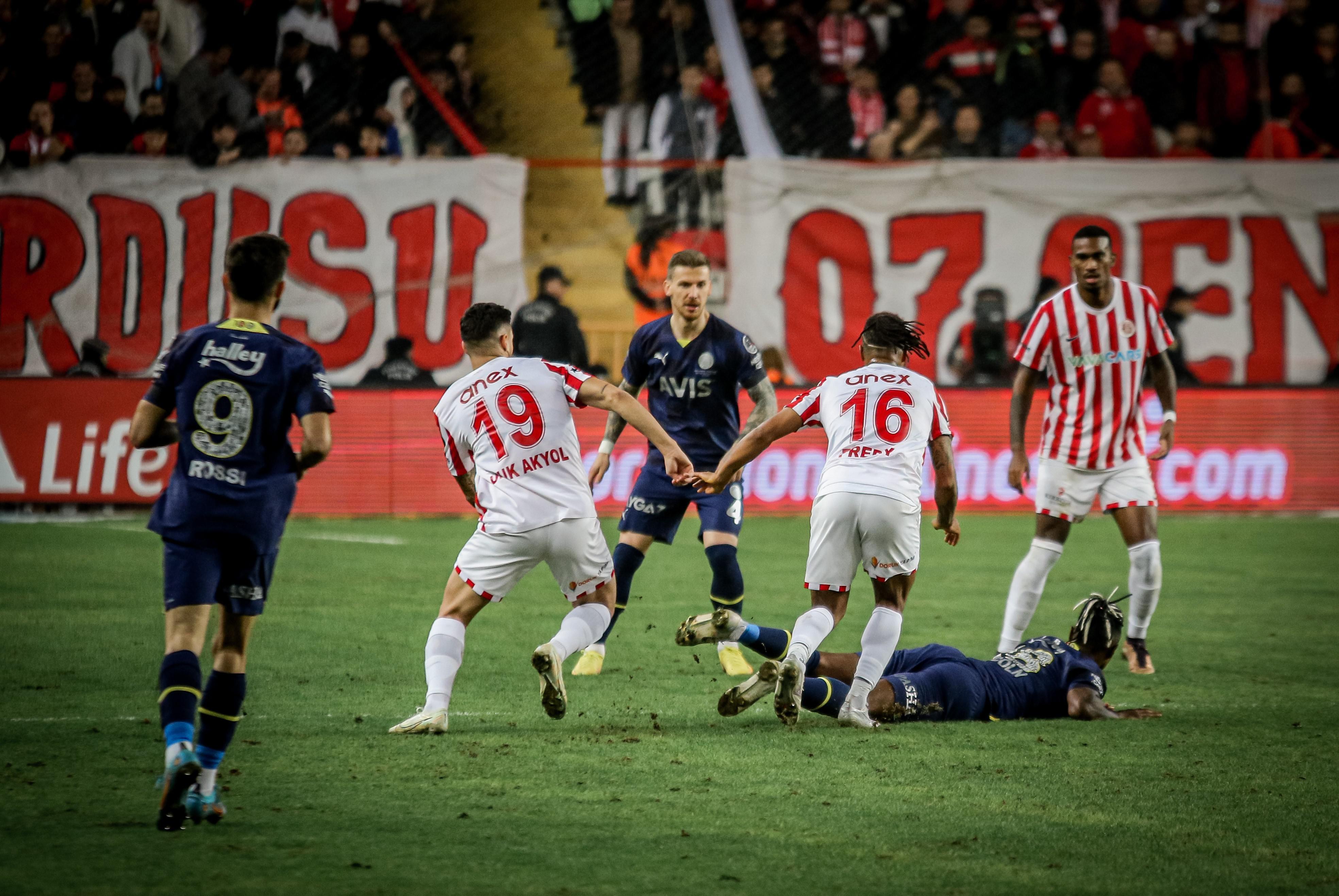 Fenerbahçe maç fazlasıyla yeniden lider (ÖZET) Antalyaspor-Fenerbahçe maç sonucu: 1-2