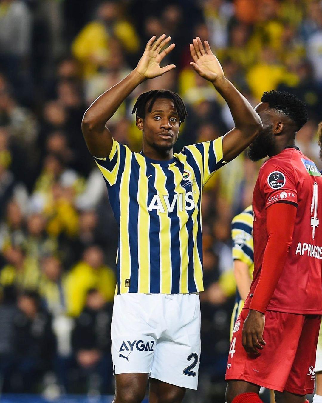 Michy Batshuayiden Galatasaraya olay gönderme: Liderlik...