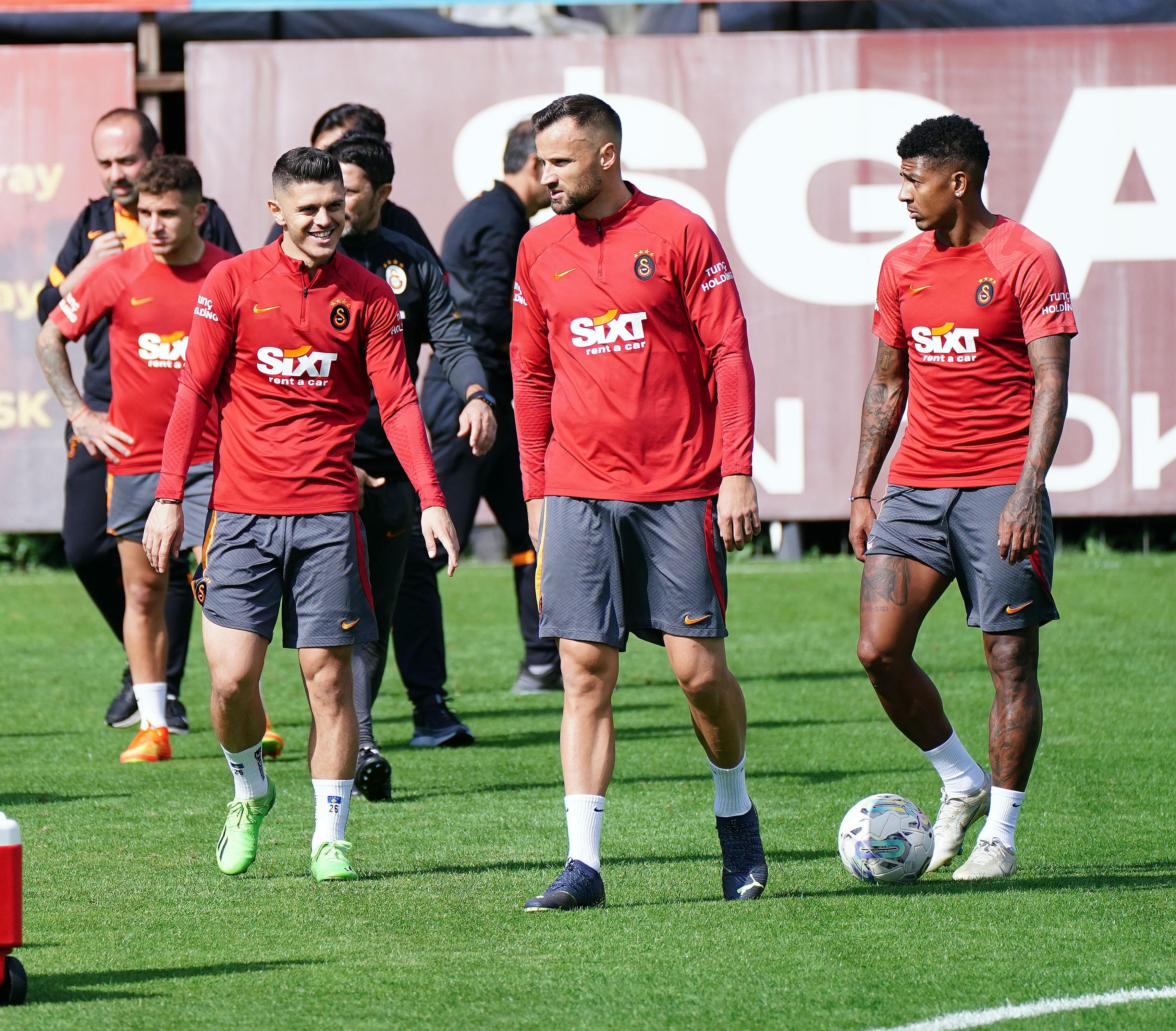 Galatasaraydan bomba yeni yıl hediyeleri Yıldız golcü bedava gelecek...