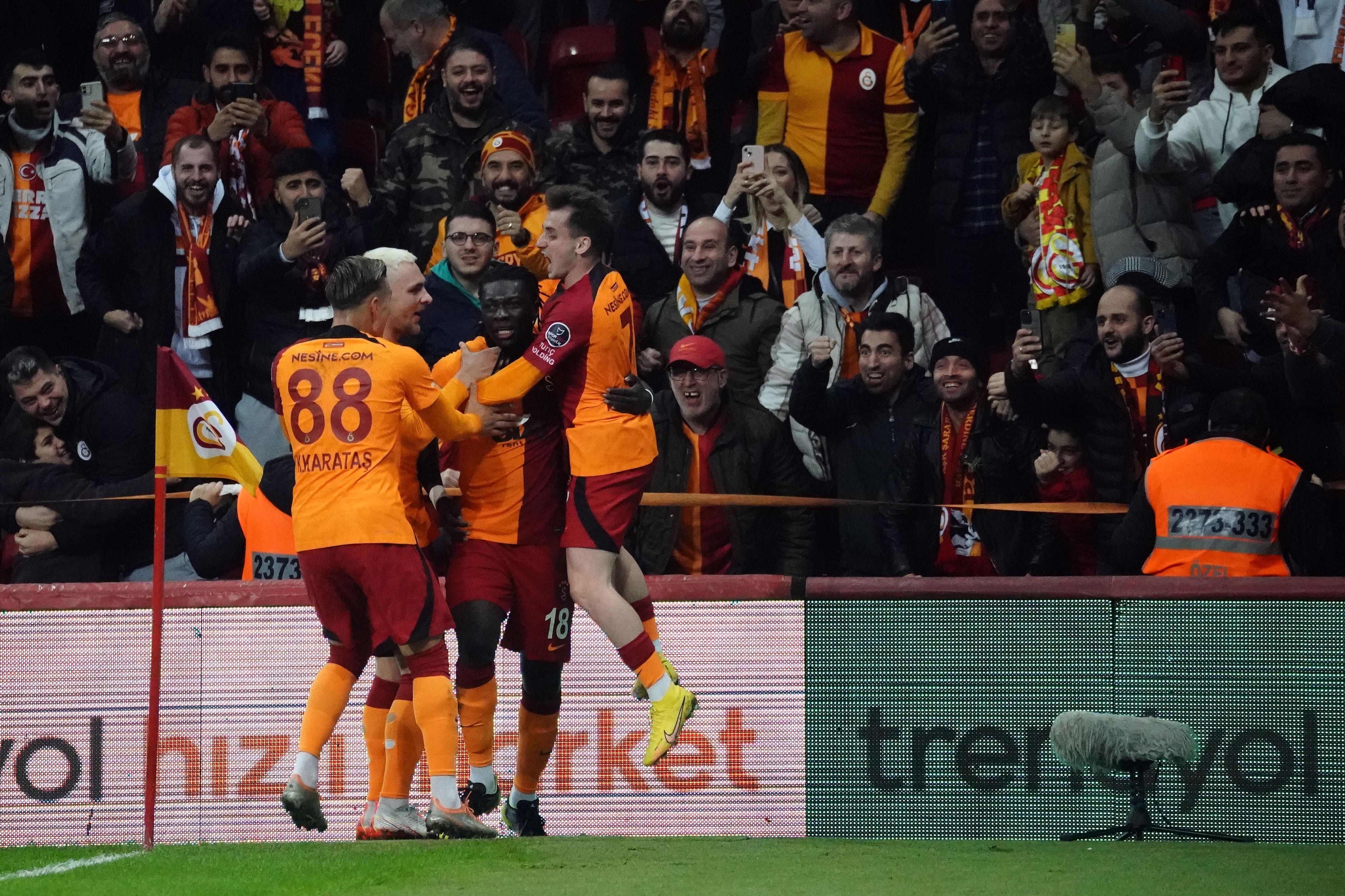 Okan Buruku sinirlendiren olay... Galatasarayda Lucas Torreira şoku yaşanıyor